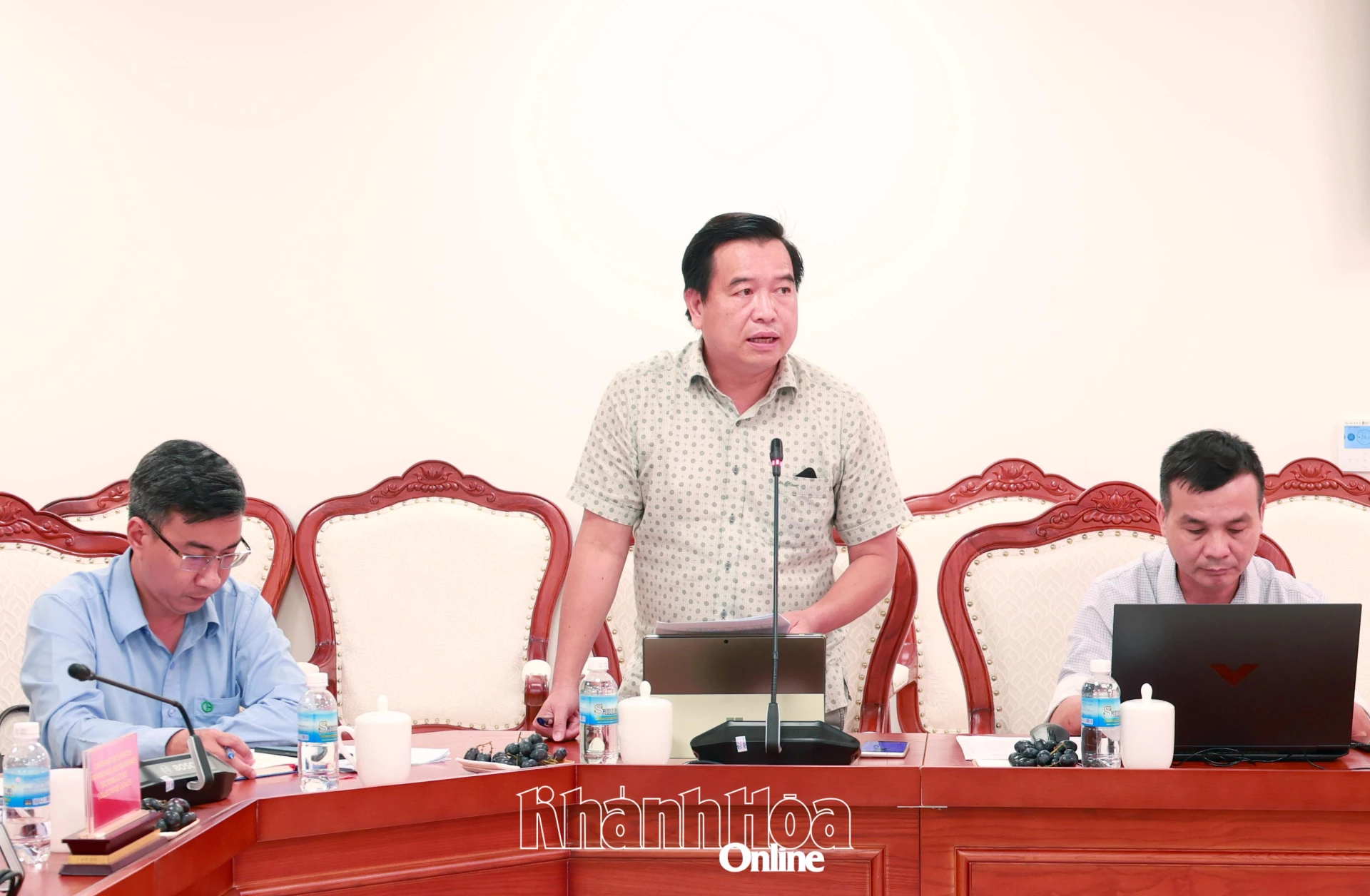 Đại diện Ban Quản lý Dự án đầu tư xây dựng tỉnh phát biểu tại buổi làm việc.