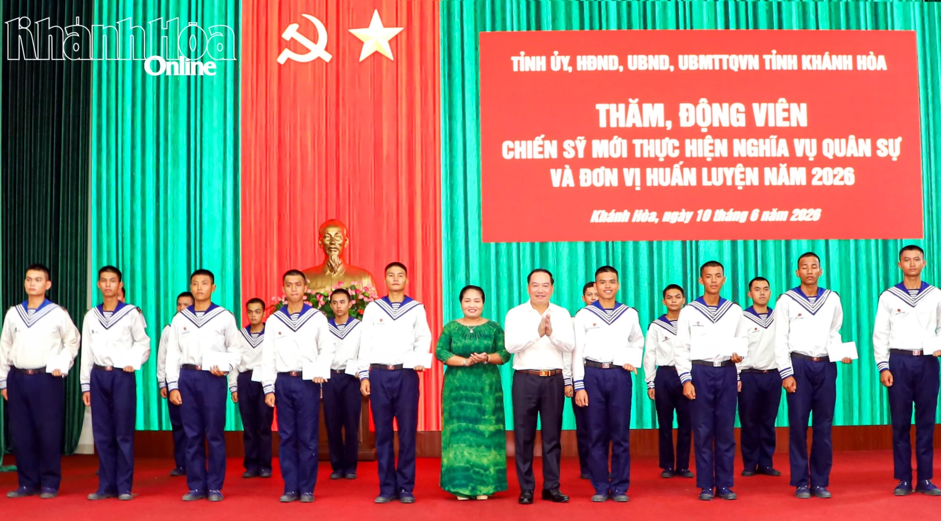 Đồng chí Hồ Xuân Trường và đồng chí Chamale Thị Thủy tặng quà cho chiến sĩ mới.