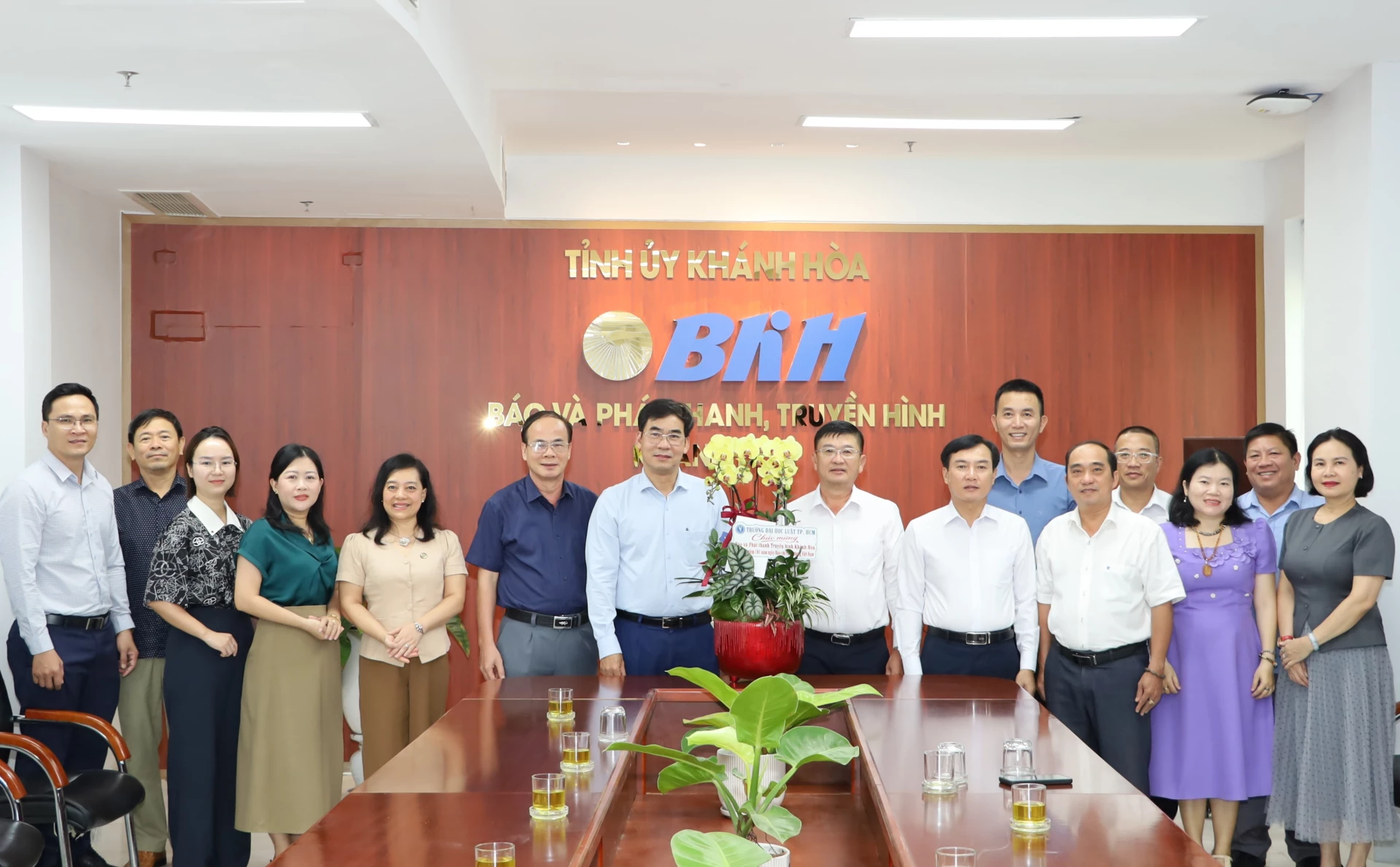 Lãnh đạo Trường Đại học Luật TP. Hồ Chí Minh chúc mừng Báo và Phát thanh, Truyền hình Khánh Hòa