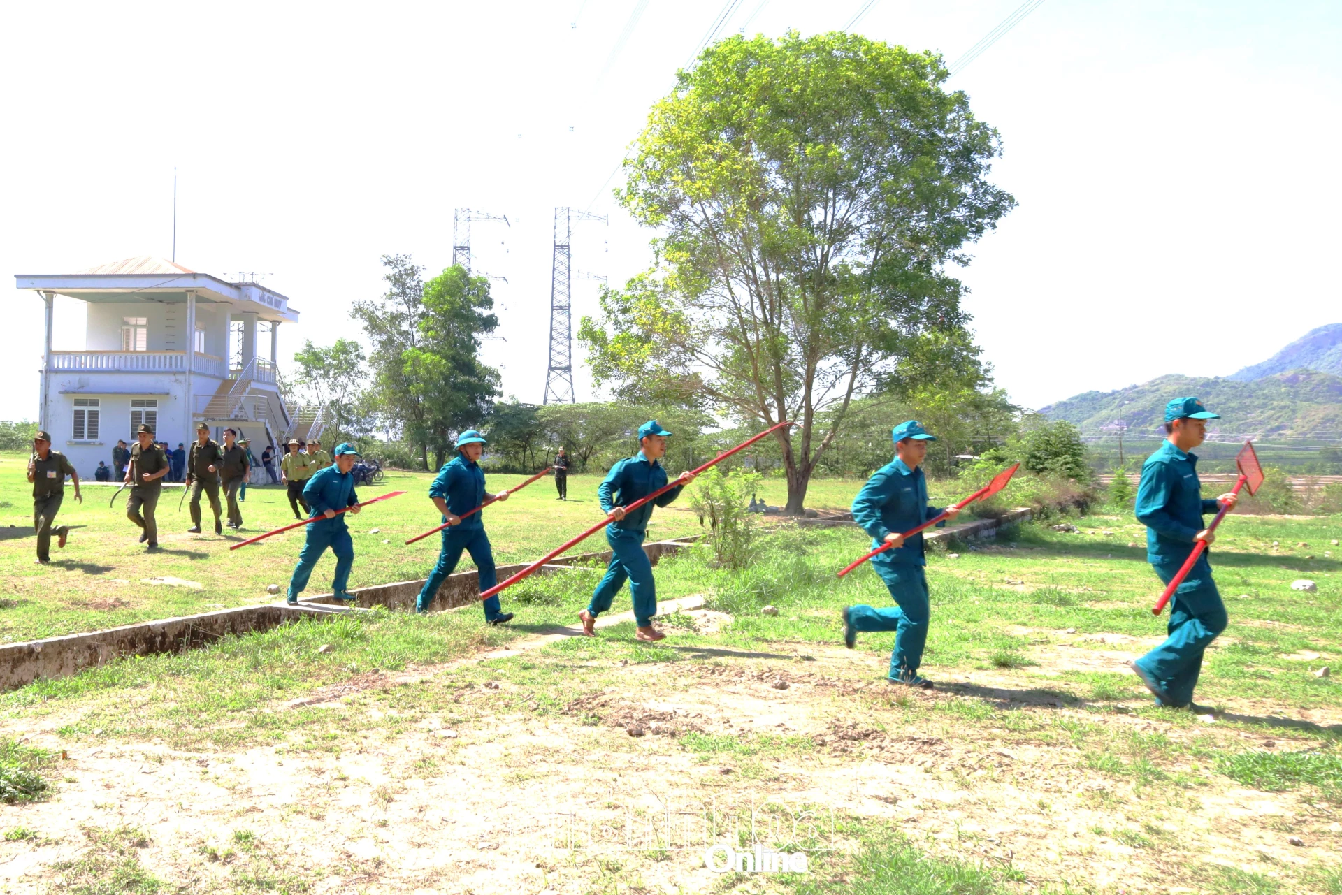 Các lực lượng tổ chức luyện tập nội dung thực binh phòng cháy, chữa cháy rừng.