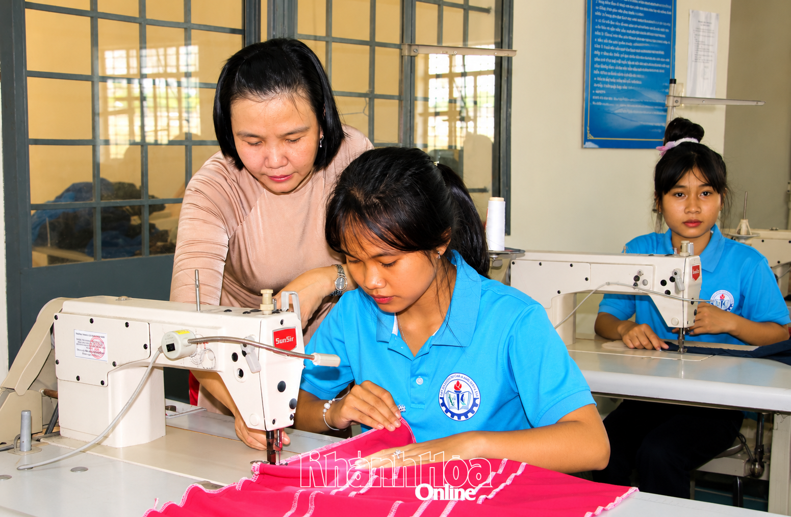 Dạy nghề may mặc cho lao động thuộc hộ nghèo ở khu vực Cam Ranh.