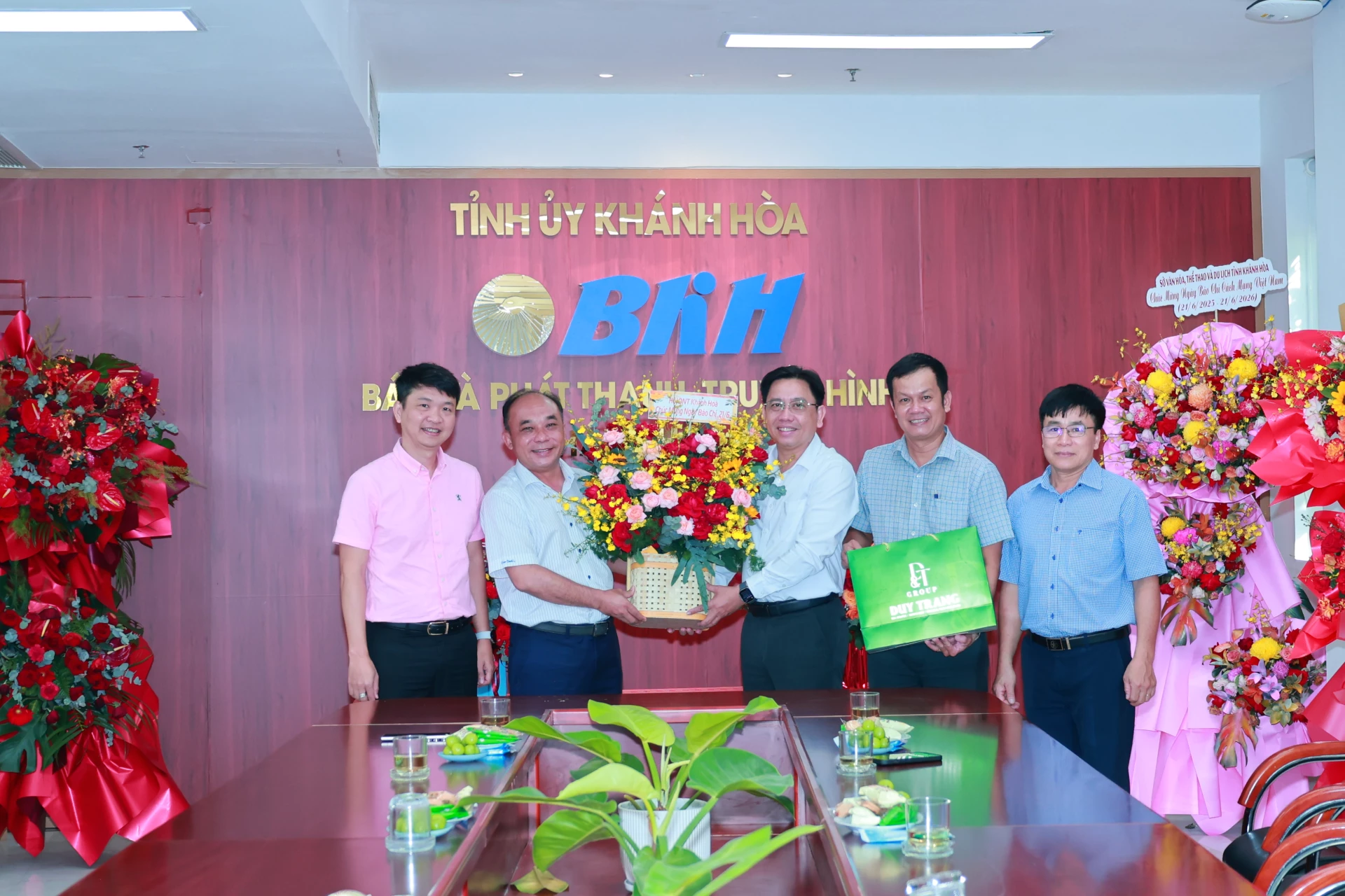 Đại diện Hội Doanh nhân trẻ Khánh Hòa và D&T Khánh Hòa
tặng hoa chúc mừng Báo và Phát thanh, Truyền hình Khánh Hòa. 