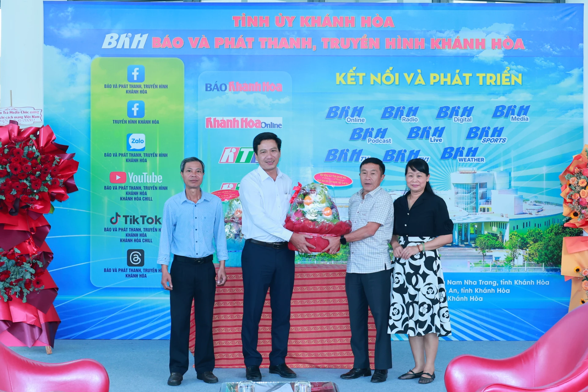 Đại diện Hội Nông dân tỉnh Khánh Hòa tặng hoa chúc mừng Báo và Phát thanh, Truyền hình Khánh Hòa.   
