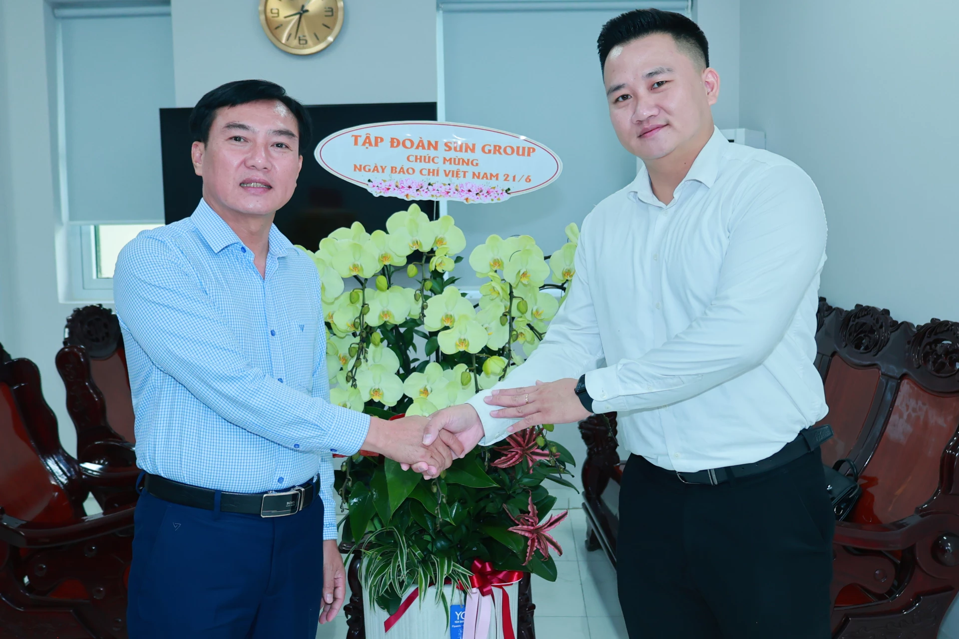 Đại diện Tập đoàn Sun Group tặng hoa chúc mừng Báo và Phát thanh, Truyền hình Khánh Hòa. 