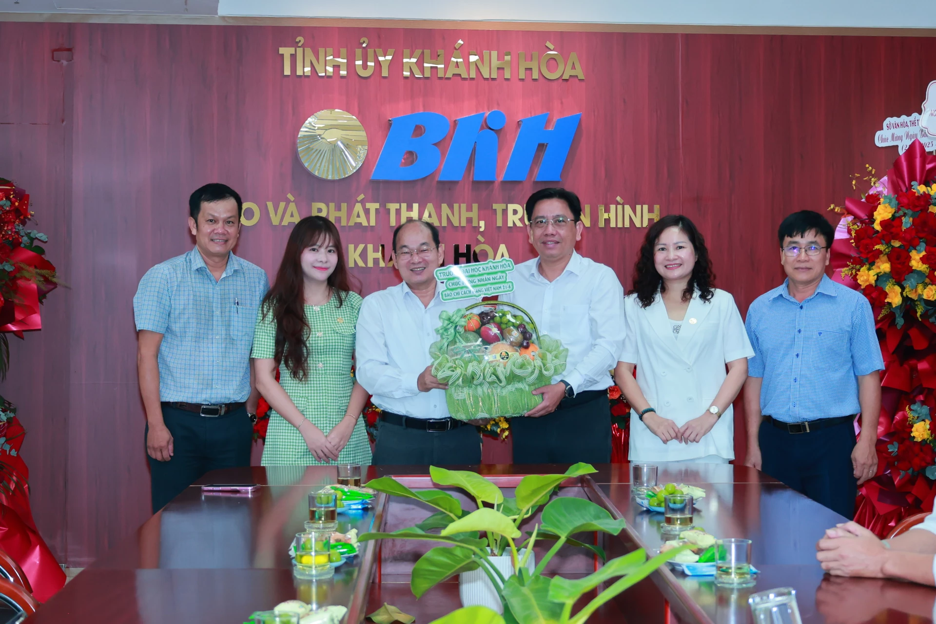 Đại diện Trường Đại học Khánh Hòa ặng hoa chúc mừng Báo và Phát thanh, Truyền hình Khánh Hòa.