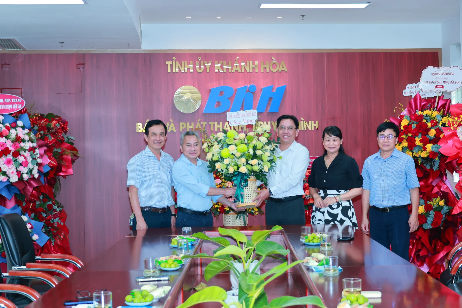 Đại diện Bệnh viên Đa khoa Khánh Hòa ặng hoa chúc mừng Báo và Phát thanh, Truyền hình Khánh Hòa.