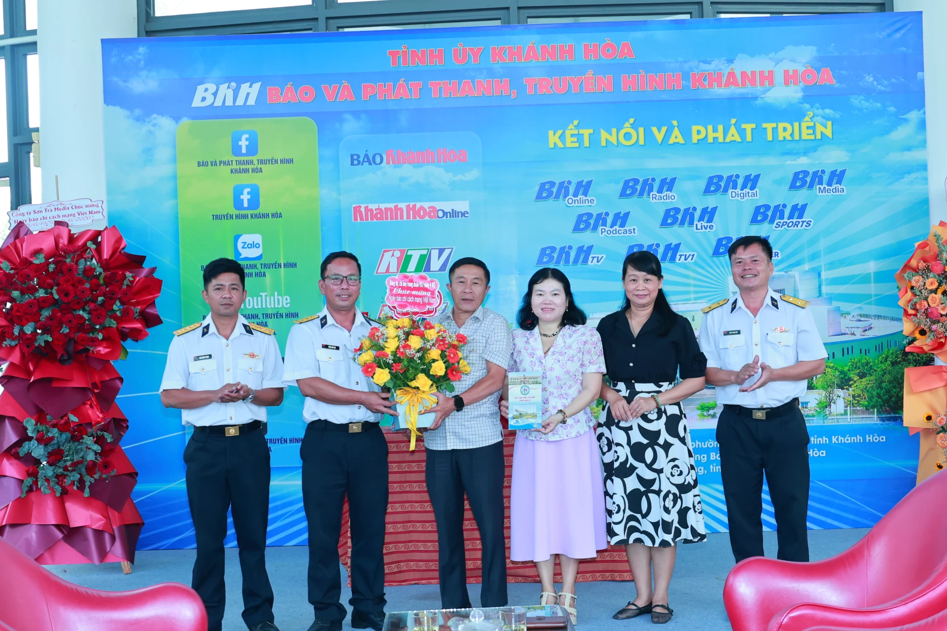 Đảng ủy, chỉ huy Trung đoàn 451 Vùng 4 Hải quân tặng hoa chúc mừng Báo và Phát thanh, Truyền hình Khánh Hòa. 