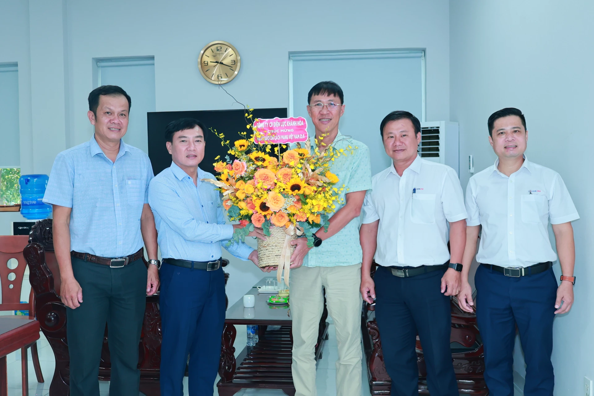 Công ty Cổ phần Điện lực Khánh Hòa tặng hoa chúc mừng Báo và Phát thanh, Truyền hình Khánh Hòa.