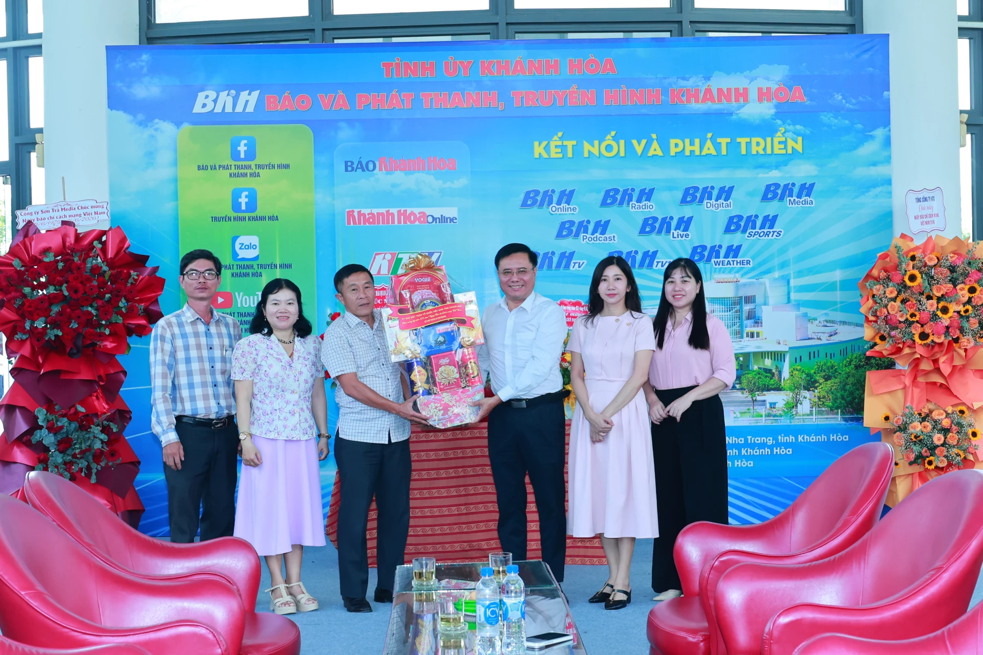 Đại diện Ủy ban MTTQ Việt Nam tỉnh Khánh Hòa tặng hoa chúc mừng Báo và Phát thanh, Truyền hình Khánh Hòa. 