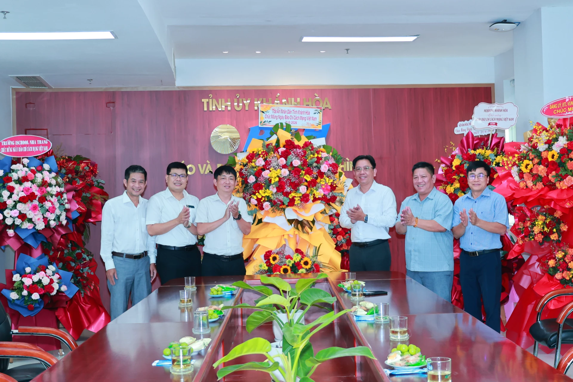 Đại diện Tòa án nhân dân tỉnh Khánh Hòa tặng hoa chúc mừng Báo và Phát thanh, Truyền hình Khánh Hòa.