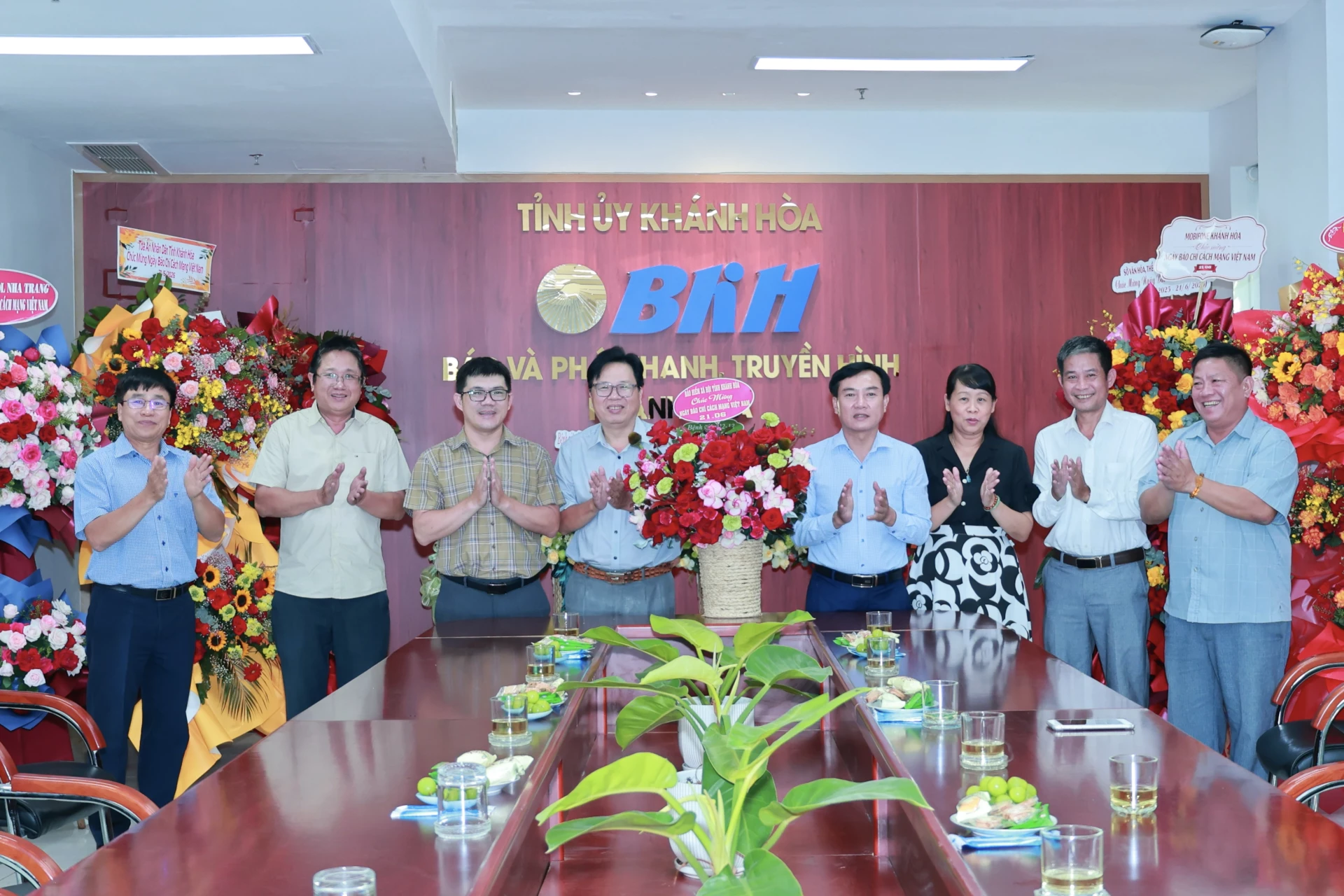 Bảo hiểm xã hội tỉnh Khánh Hòa tặng hoa chúc mừng Báo và Phát thanh, Truyền hình Khánh Hòa.
