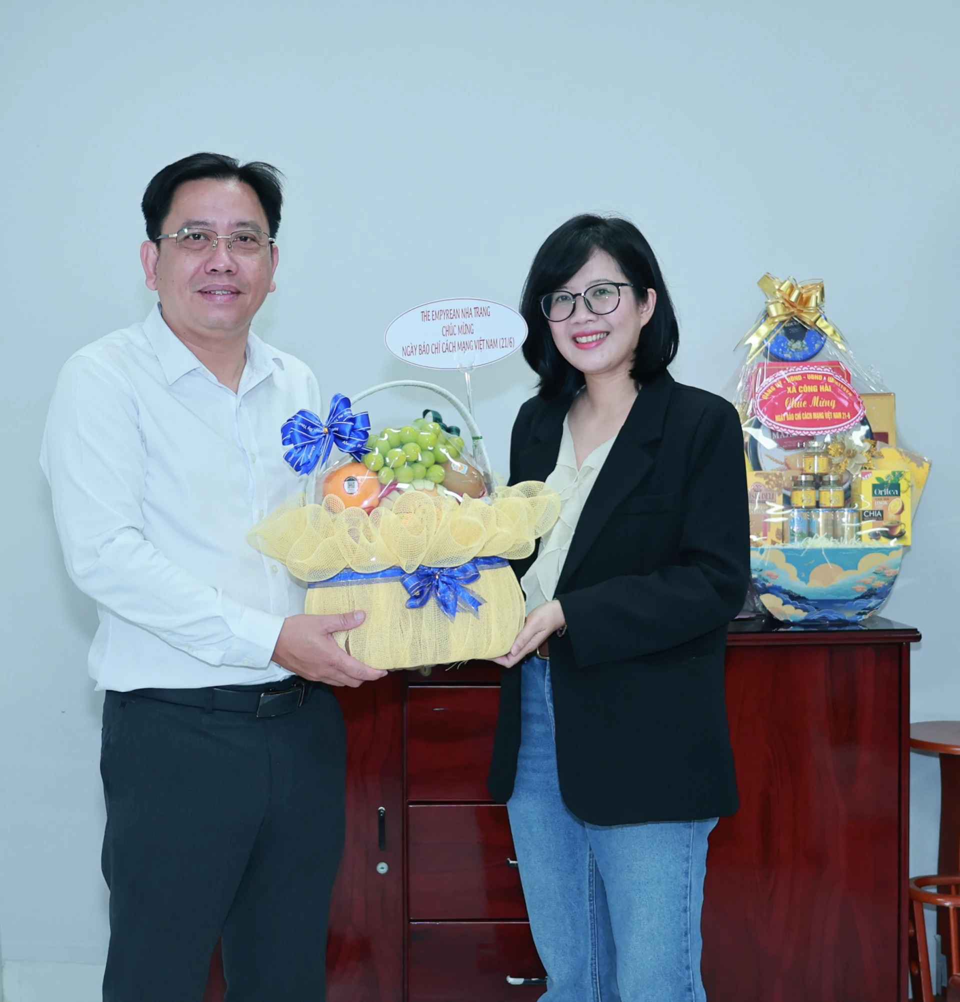The Empyrean Nha Trangtặng hoa chúc mừng Báo và Phát thanh, Truyền hình Khánh Hòa. 
