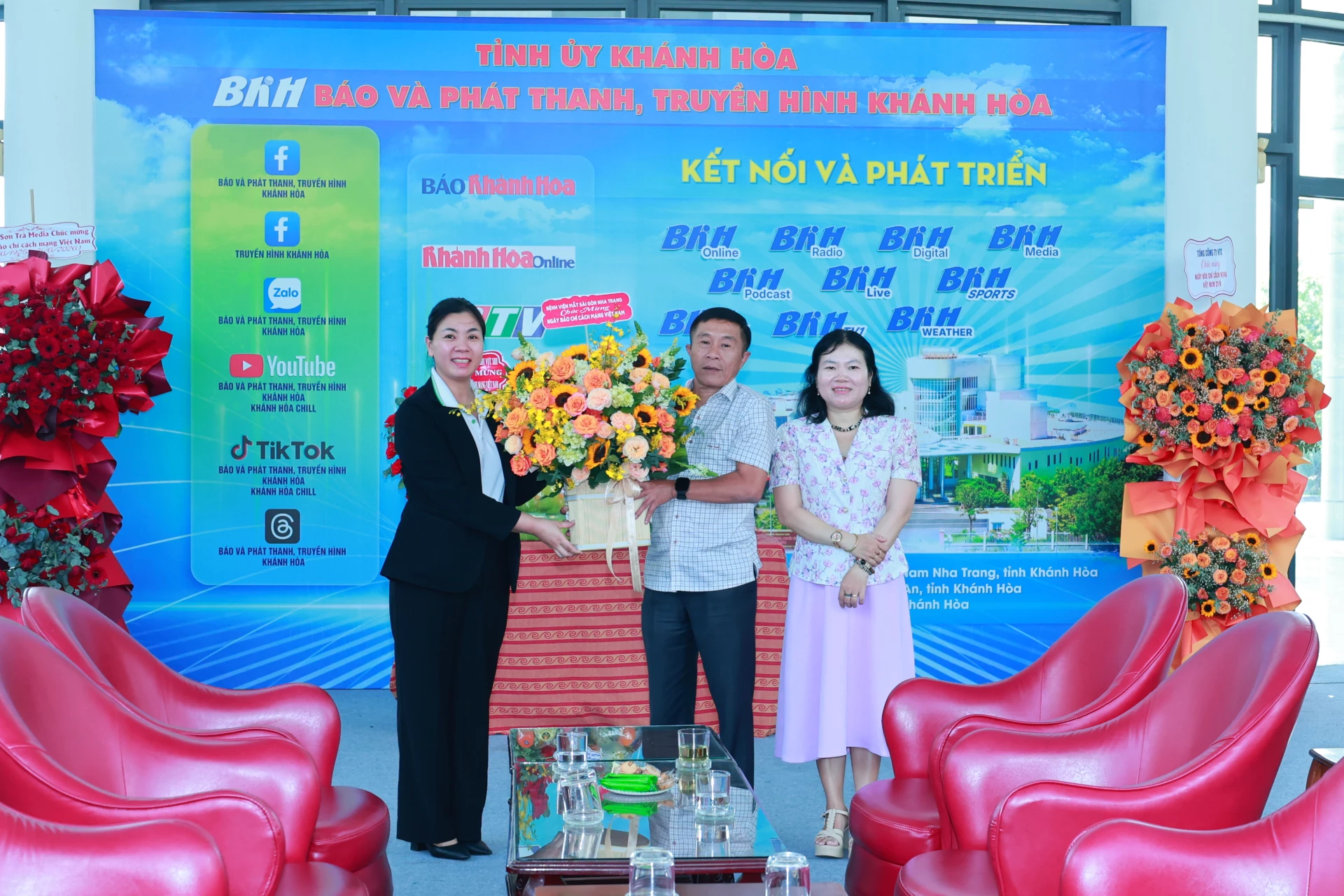 Bệnh viện Mắt Sài Gòn - Nha Trang tặng hoa chúc mừng Báo và Phát thanh, Truyền hình Khánh Hòa. 
