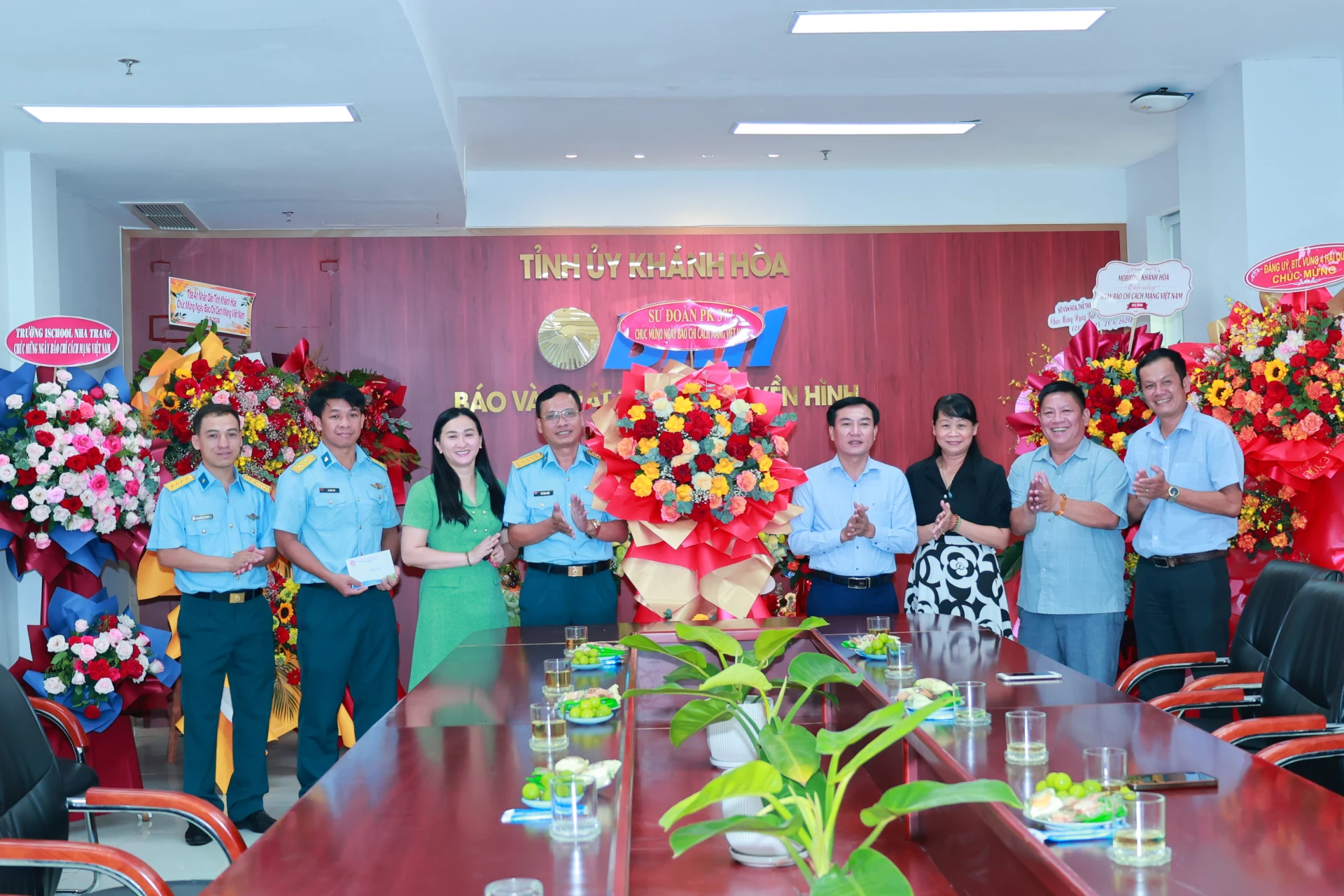 Sư đoàn Phòng không 377 tặng hoa chúc mừng Báo và Phát thanh, Truyền hình Khánh Hòa. 