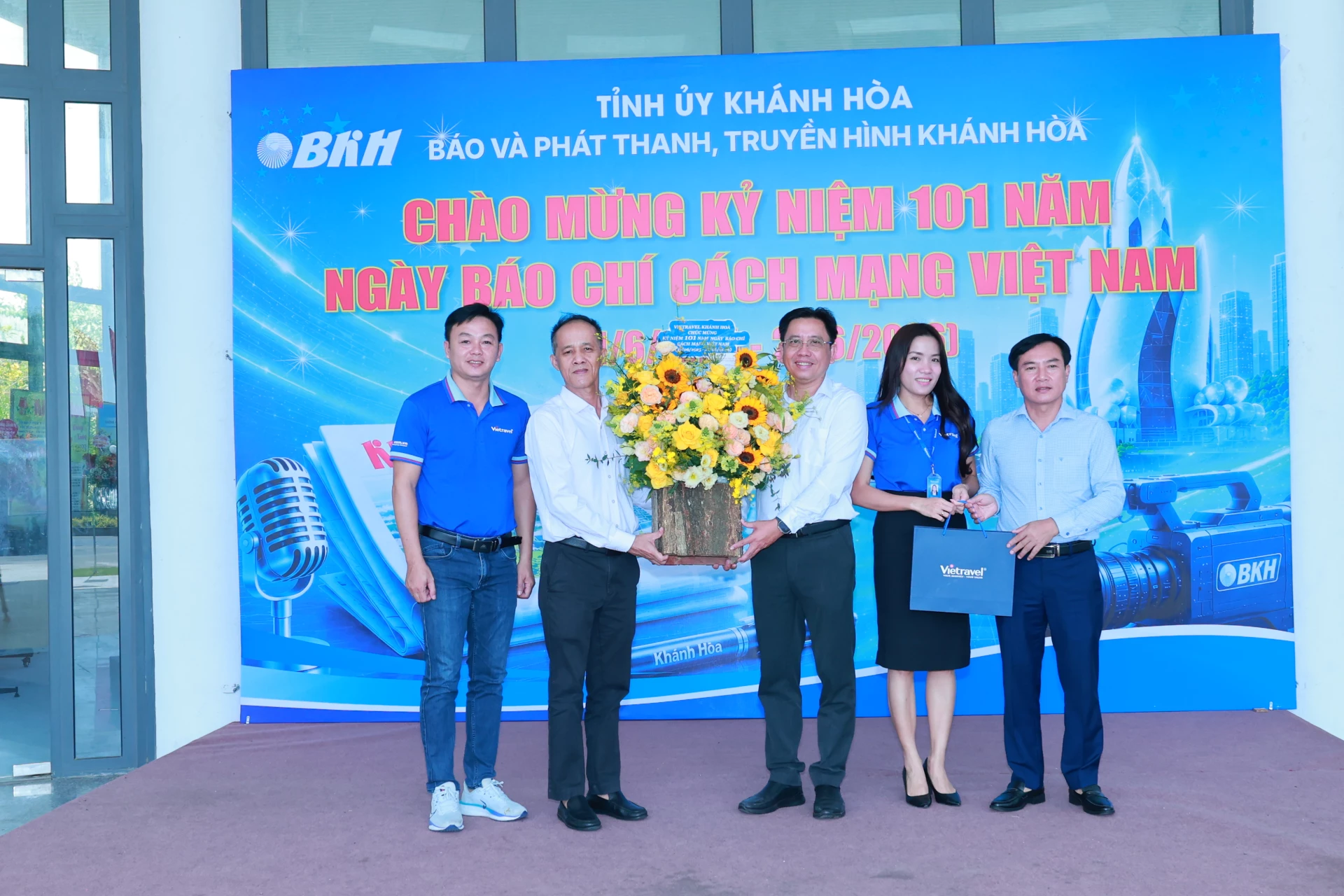 Đại diện Vietravel Khánh Hòa tặng hoa chúc mừng Báo và Phát thanh, Truyền hình Khánh Hòa. 