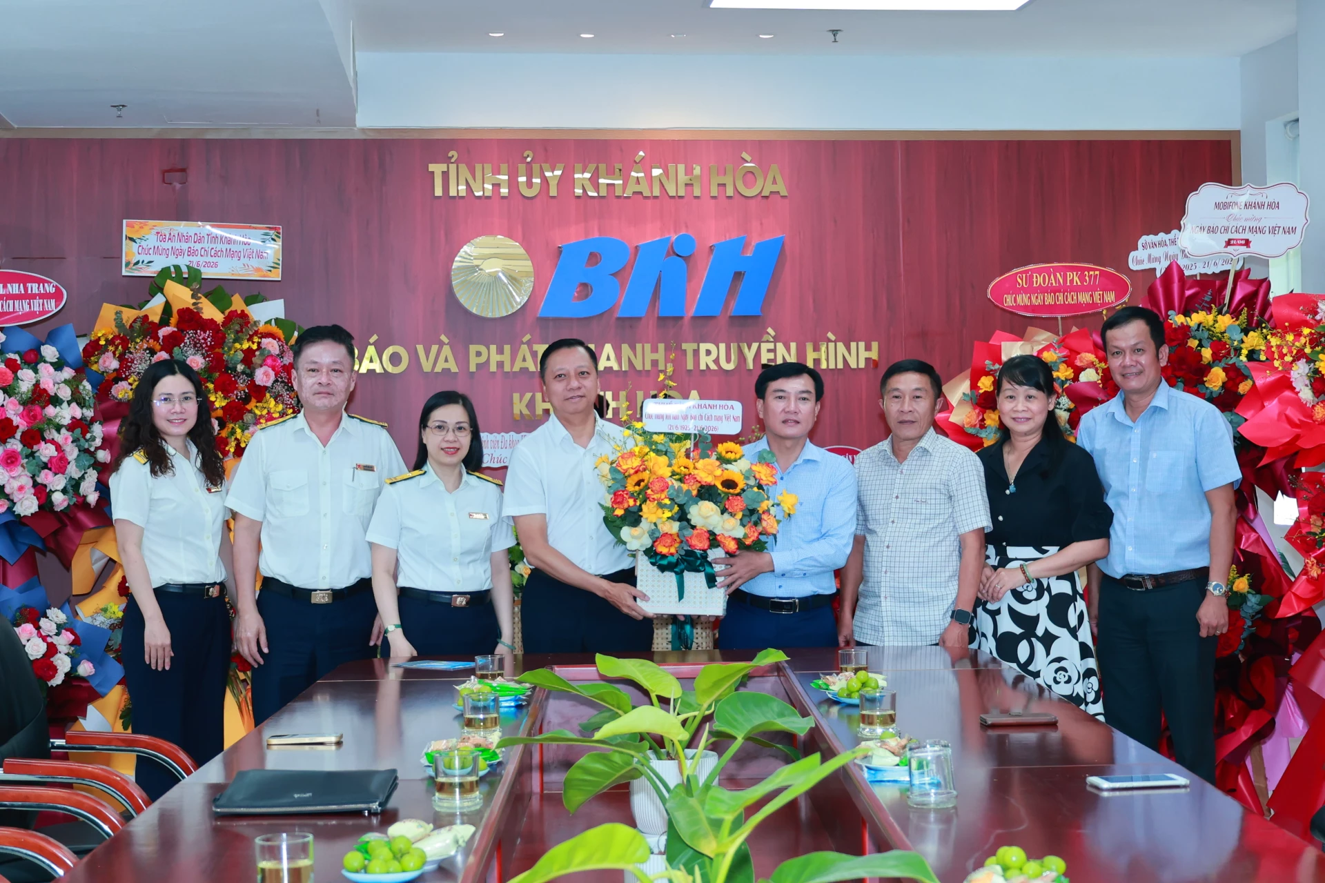 Đại diện Thuế tỉnh Khánh Hòa tặng hoa chúc mừng Báo và Phát thanh, Truyền hình Khánh Hòa. 