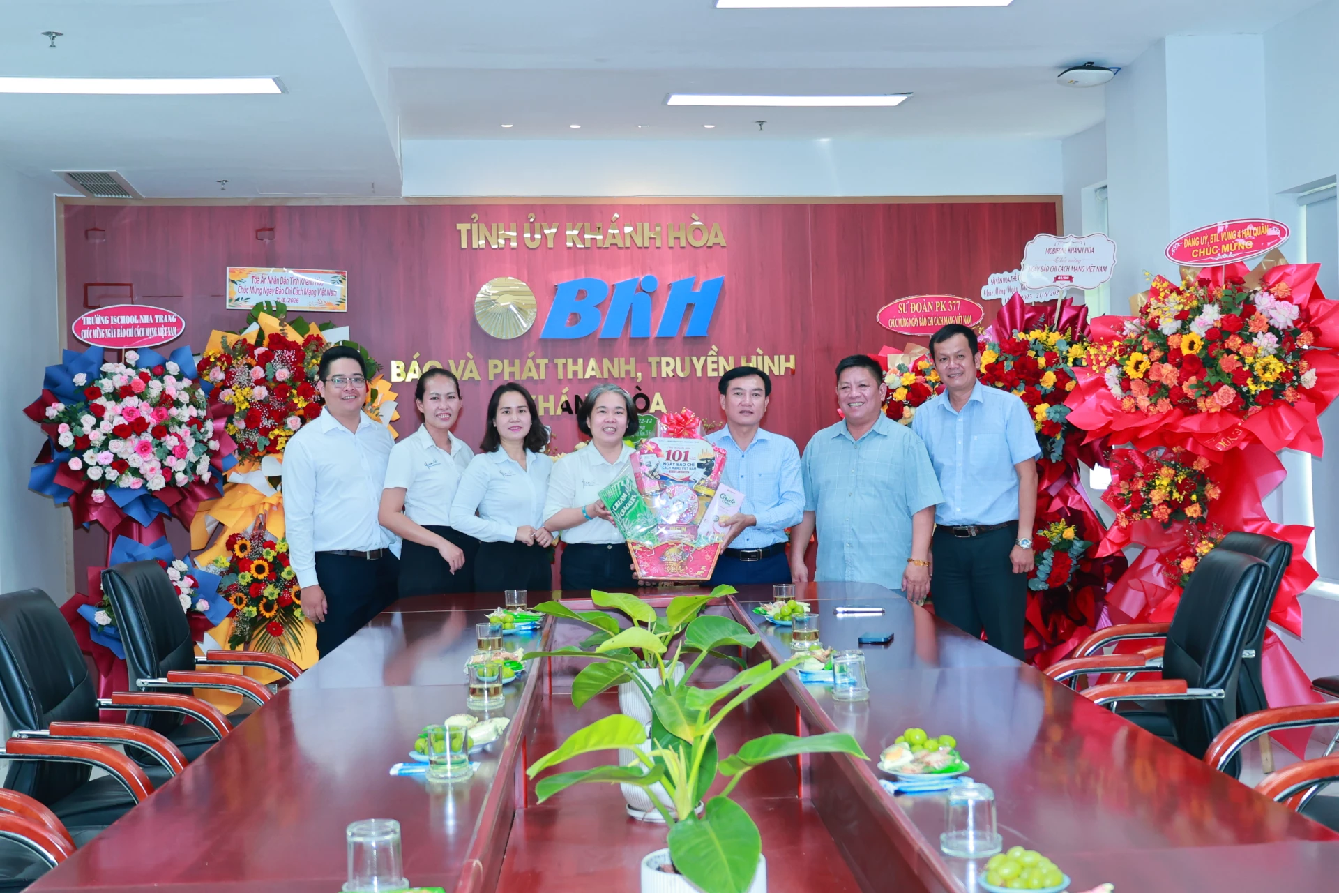 Đại diện Bệnh viên Đa khoa Yersin Nha Trang tặng hoa chúc mừng Báo và Phát thanh, Truyền hình Khánh Hòa. 