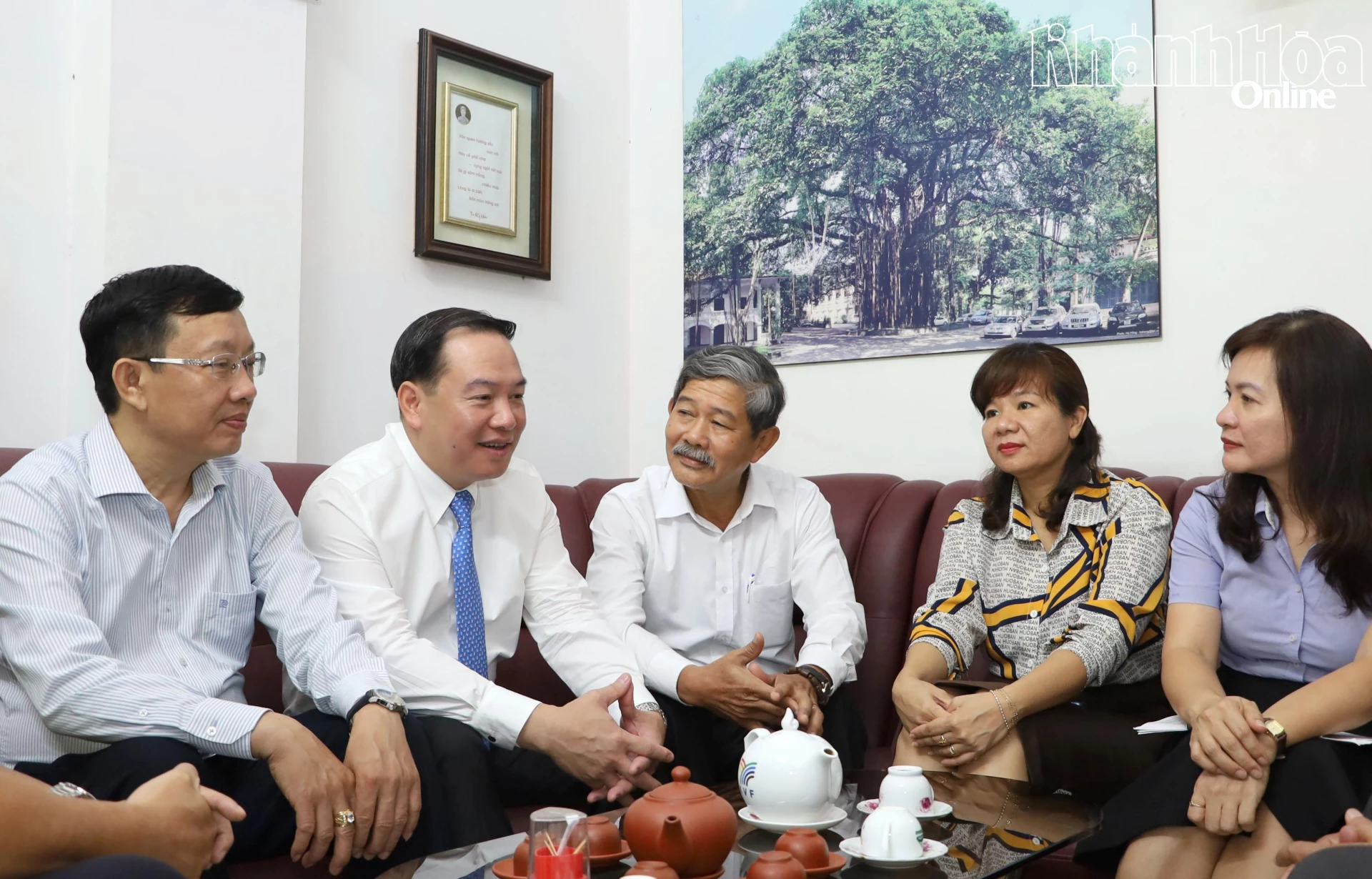 Đồng chí Phó Bí thư Thường trực Tỉnh ủy Hồ Xuân Trường thăm hỏi, chúc mừng Văn phòng đại diện Báo Nhân Dân tại Khánh Hòa.