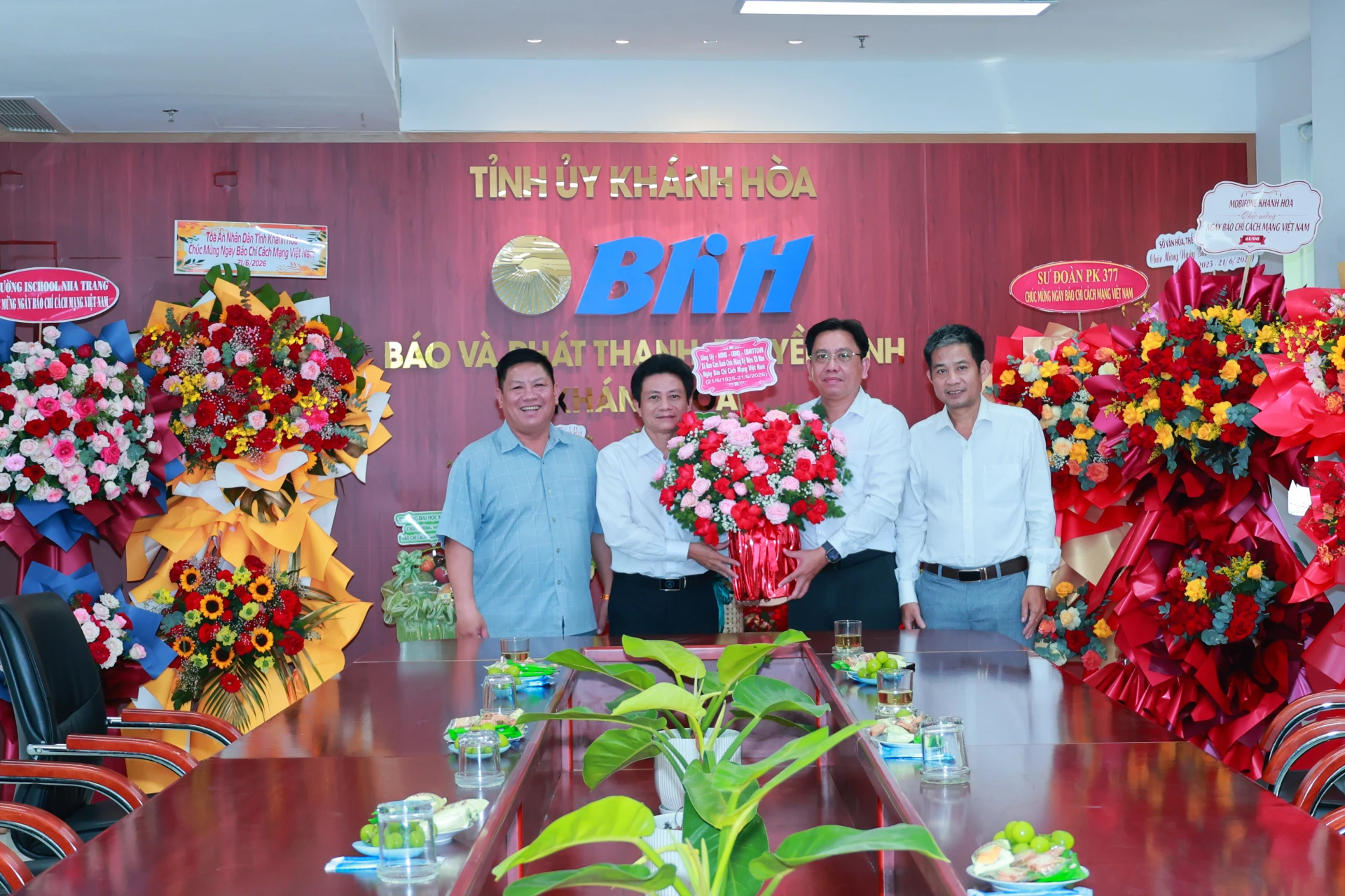 Đại diện Đảng ủy - HĐND - UBND - Ủy ban MTTQ Việt Nam phường Phan Rang tặng hoa chúc mừng Báo và Phát thanh, Truyền hình Khánh Hòa.

