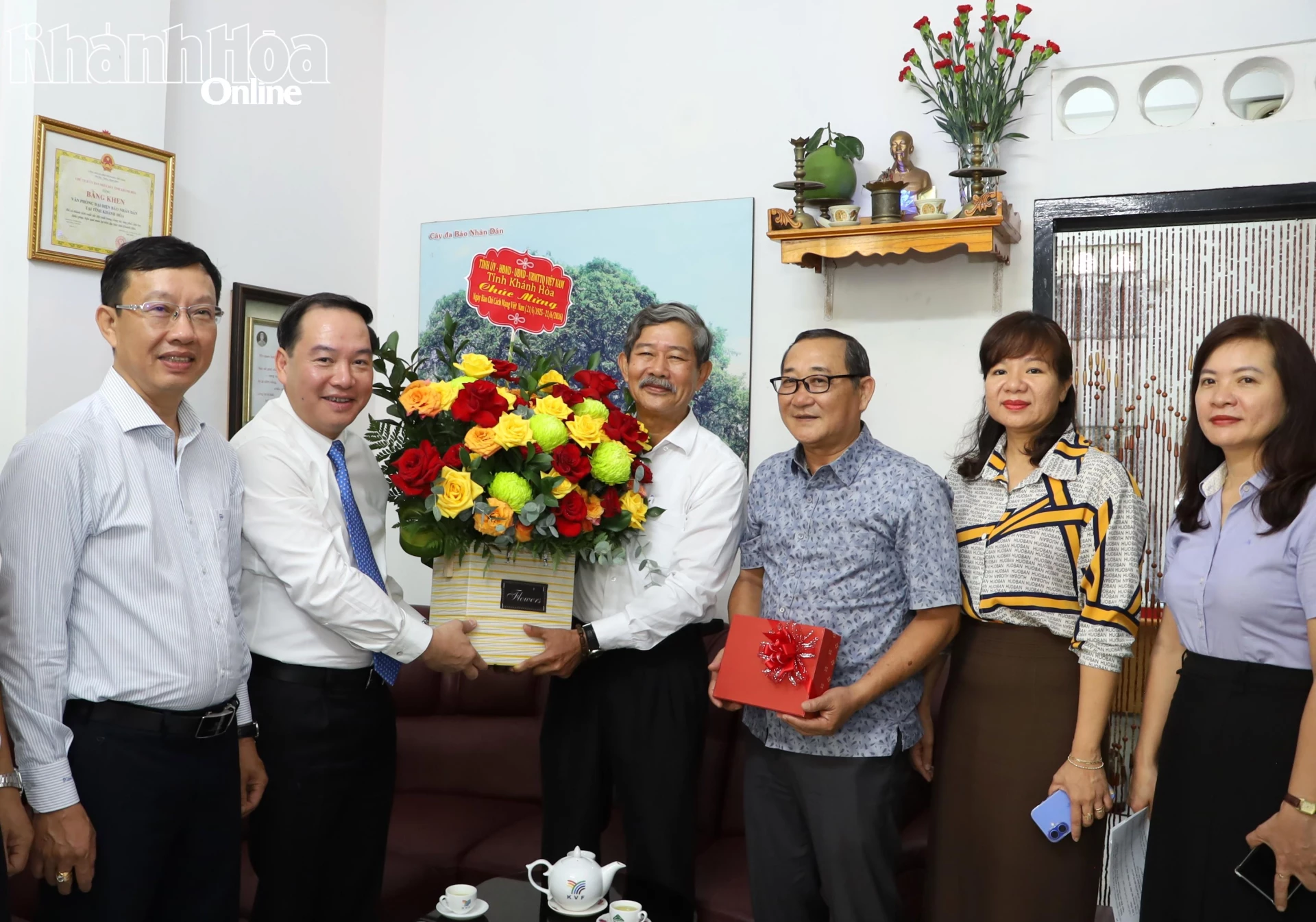 Đồng chí Phó Bí thư Thường trực Tỉnh ủy Hồ Xuân Trường tặng hoa chúc mừng Văn phòng đại diện Báo Nhân Dân tại Khánh Hòa.