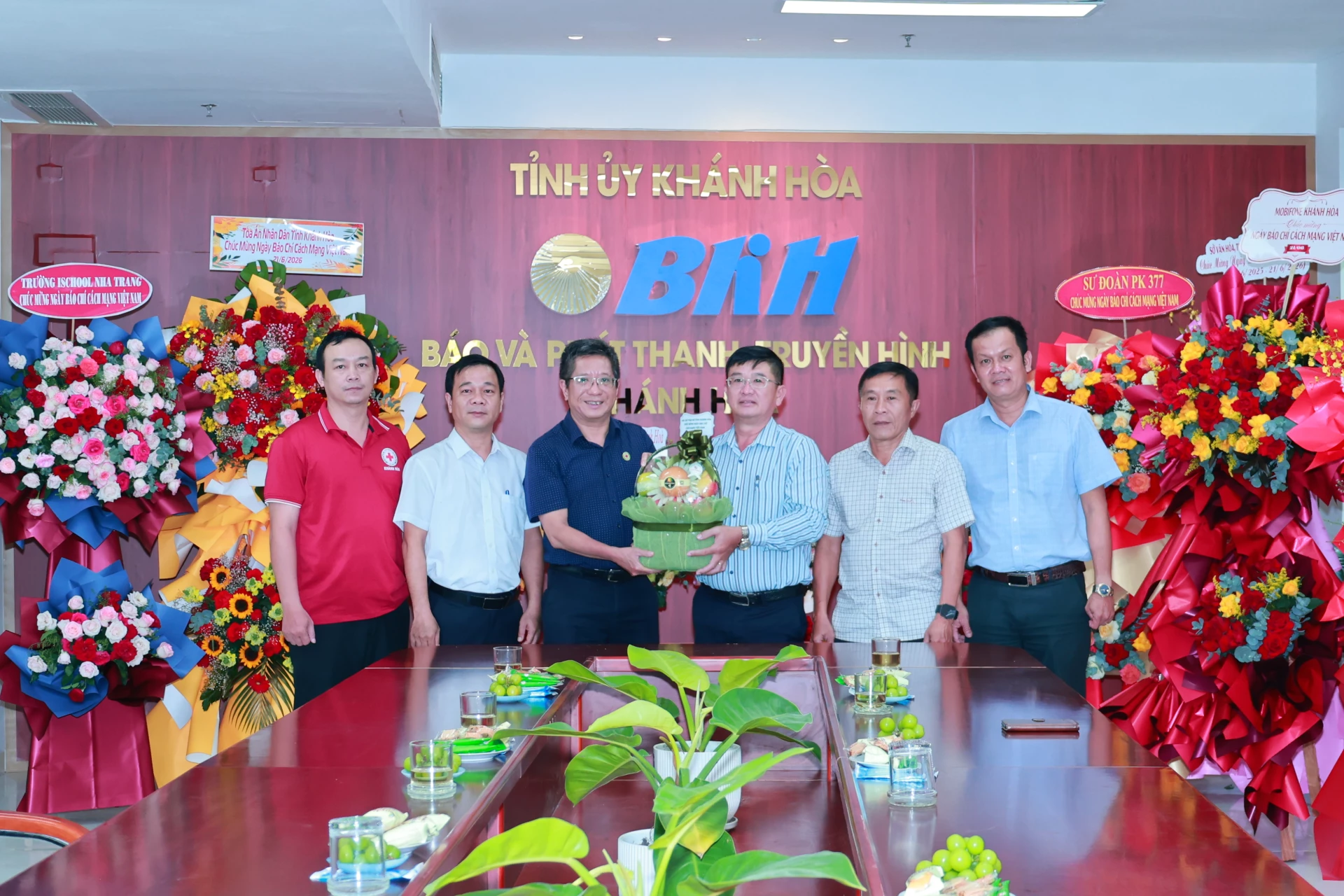 Đại diện Hội chữ thập đỏ tỉnh Khánh Hòa tặng hoa chúc mừng Báo và Phát thanh, Truyền hình Khánh Hòa. 