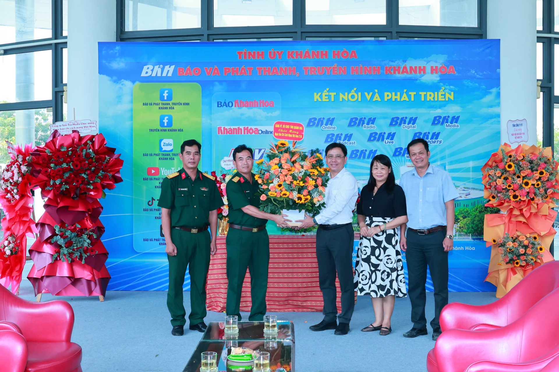 Đại diện Bộ chỉ huy quân sự tỉnh Khánh Hòa tặng hoa chúc mừng Báo và Phát thanh, Truyền hình Khánh Hòa. 