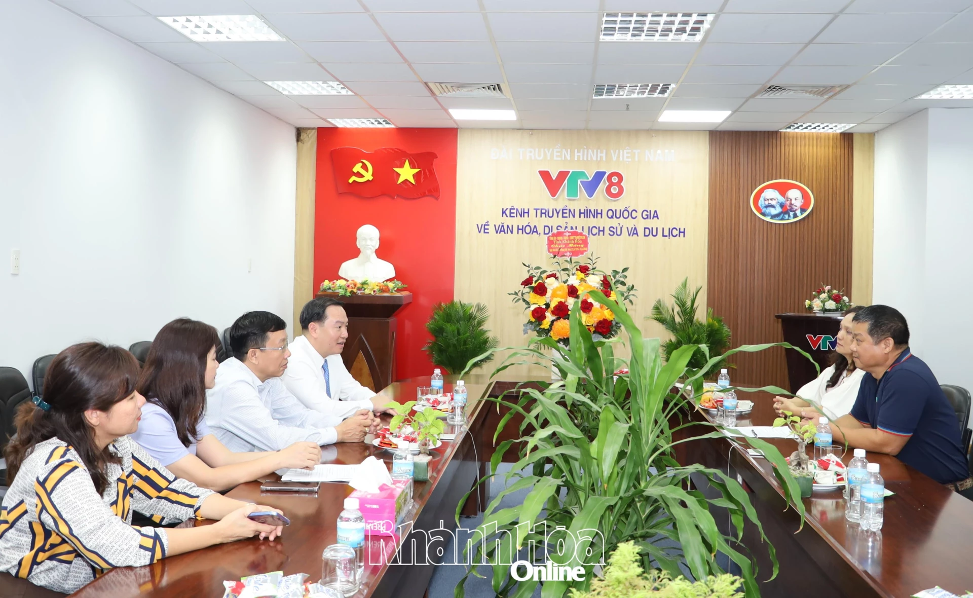 Đồng chí Phó Bí thư Thường trực Tỉnh ủy Hồ Xuân Trường thăm hỏi, chúc mừng Trung tâm Truyền hình Việt Nam khu vực miền Trung - Tây Nguyên (VTV8).