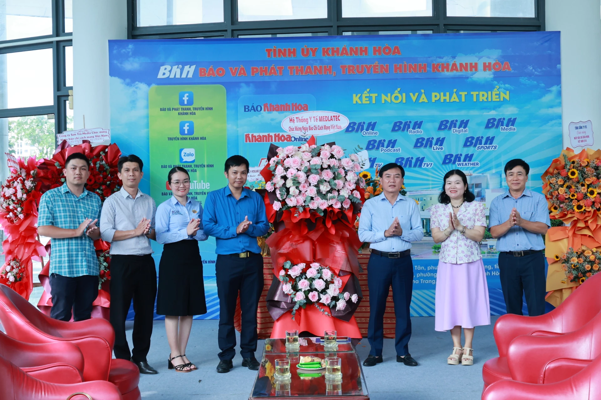 Đại diện Hệ thống Y tế MEDLATECH tặng hoa chúc mừng Báo và Phát thanh, Truyền hình Khánh Hòa.
