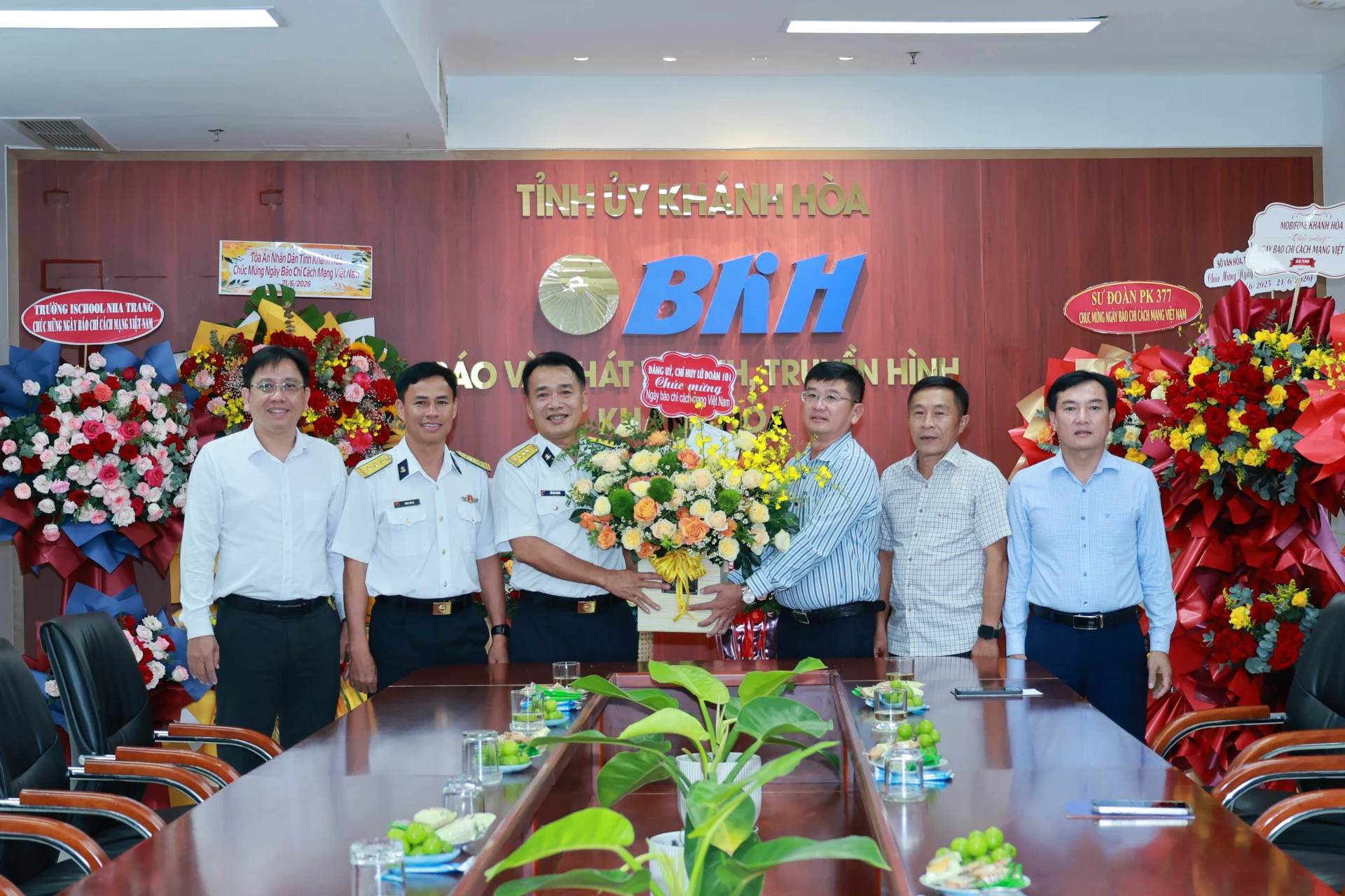 Đại diện Đảng ủy, chỉ huy Lữ đoàn 101 tặng hoa chúc mừng Báo và Phát thanh, Truyền hình Khánh Hòa.
