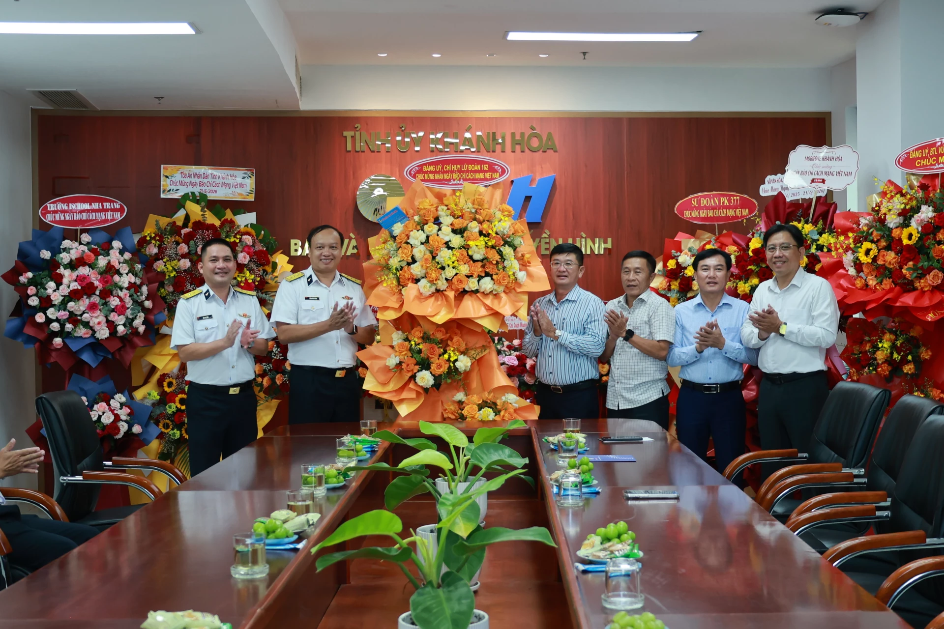 Đại diện Đảng ủy, chỉ huy Lữ đoàn 101 tặng hoa chúc mừng Báo và Phát thanh, Truyền hình Khánh Hòa.
