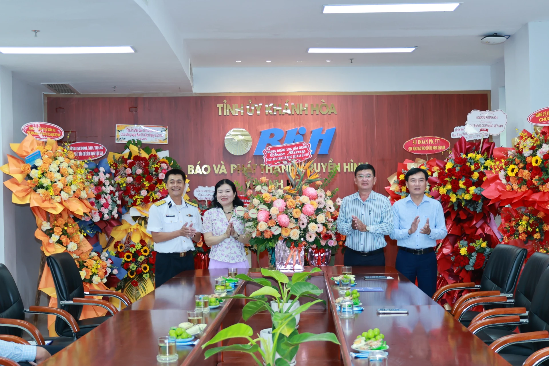 Đại diện Lữ đoàn 101 tặng hoa chúc mừng Báo và Phát thanh, Truyền hình Khánh Hòa.