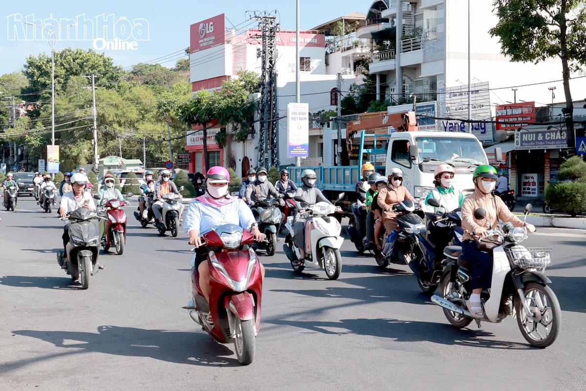 Xe mô tô, xe gắn máy lưu thông trên đường 23 tháng 10 (phường Tây Nha Trang). 
