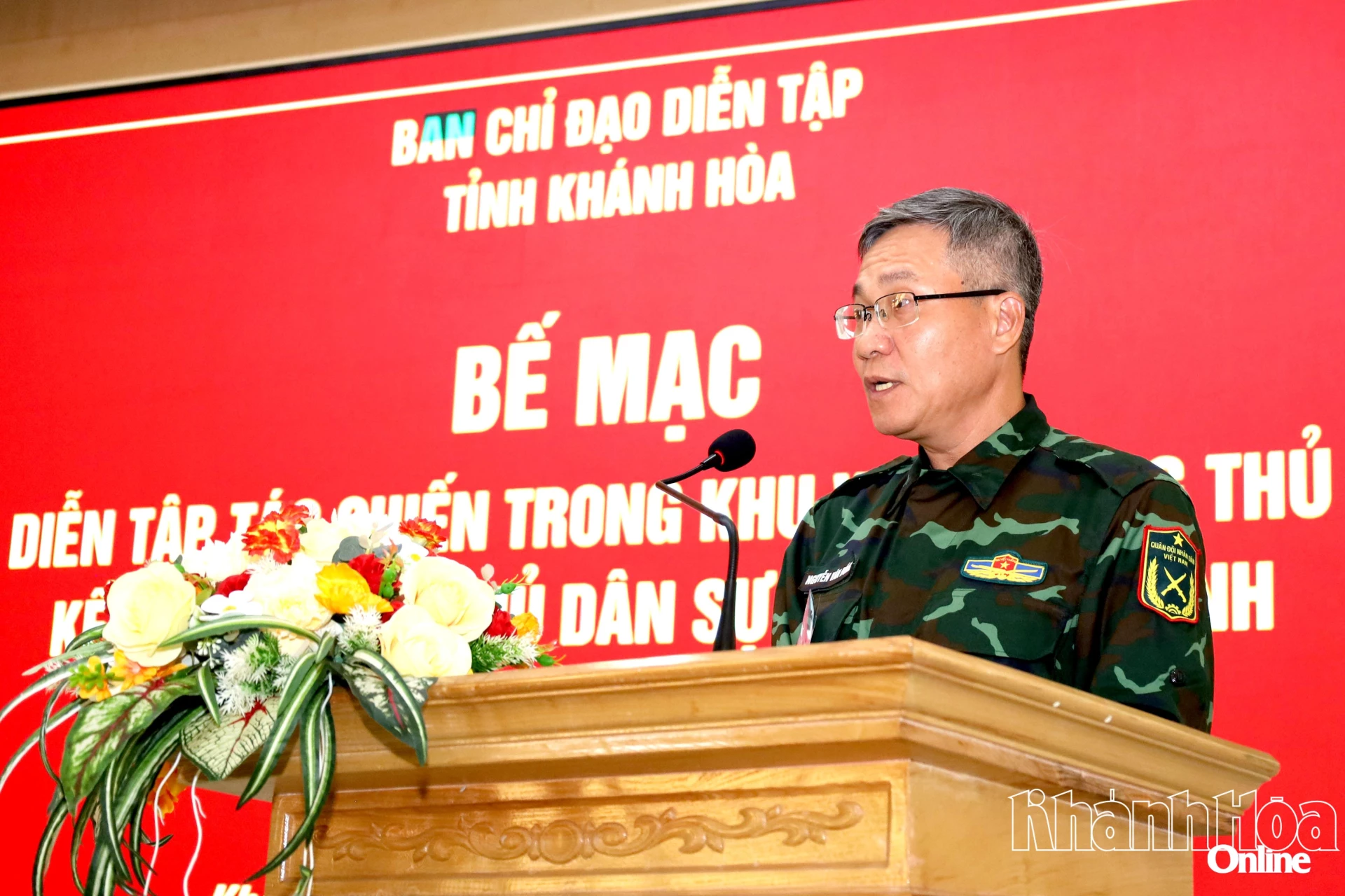 Ông Nguyễn Văn Đồng - Bí thư Đảng ủy, Trưởng Ban tổ chức diễn tập xã Diên Khánh báo cáo kết quả diễn tập.