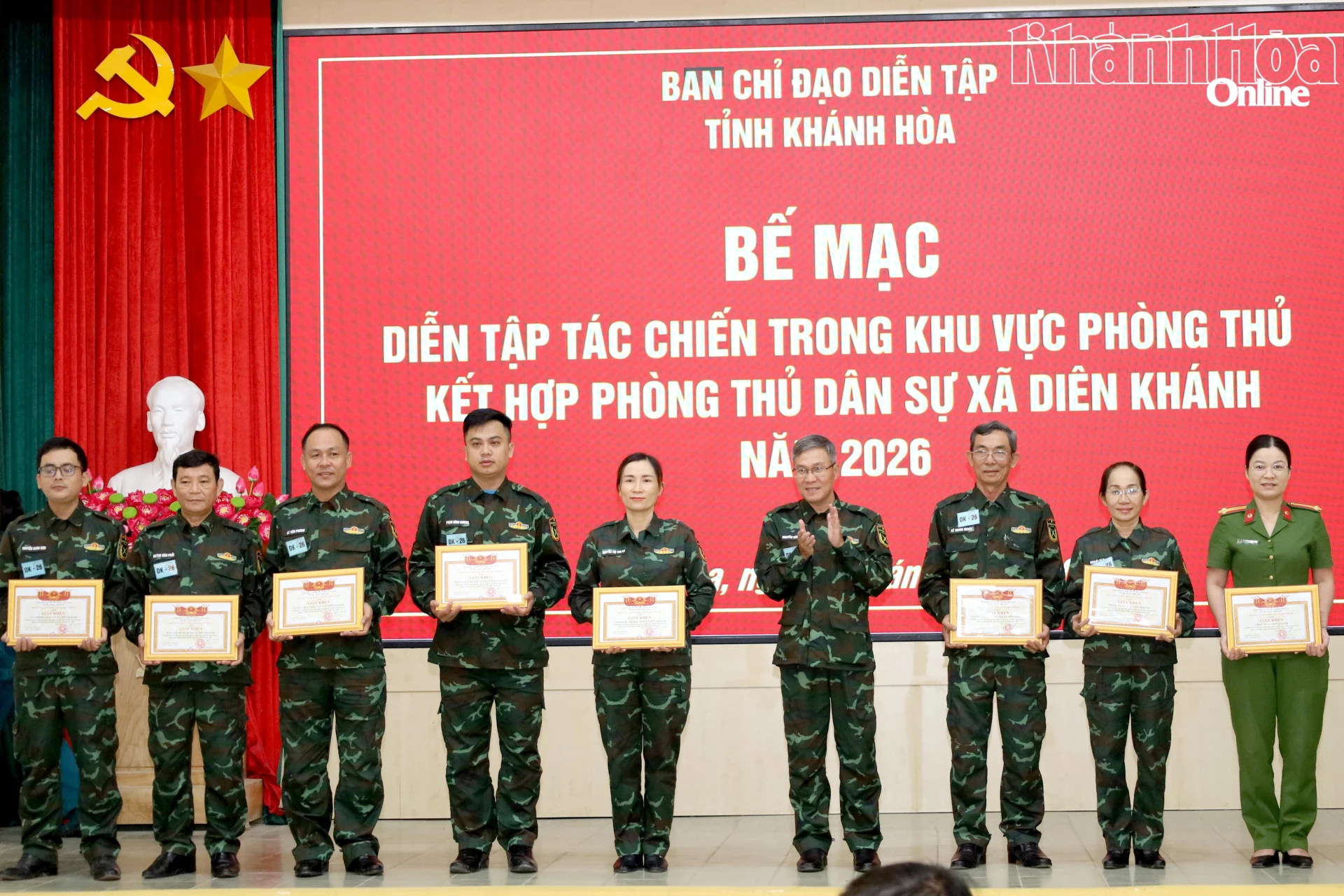 Lãnh đạo xã Diên Khánh trao giấy khen cho các tập thể.