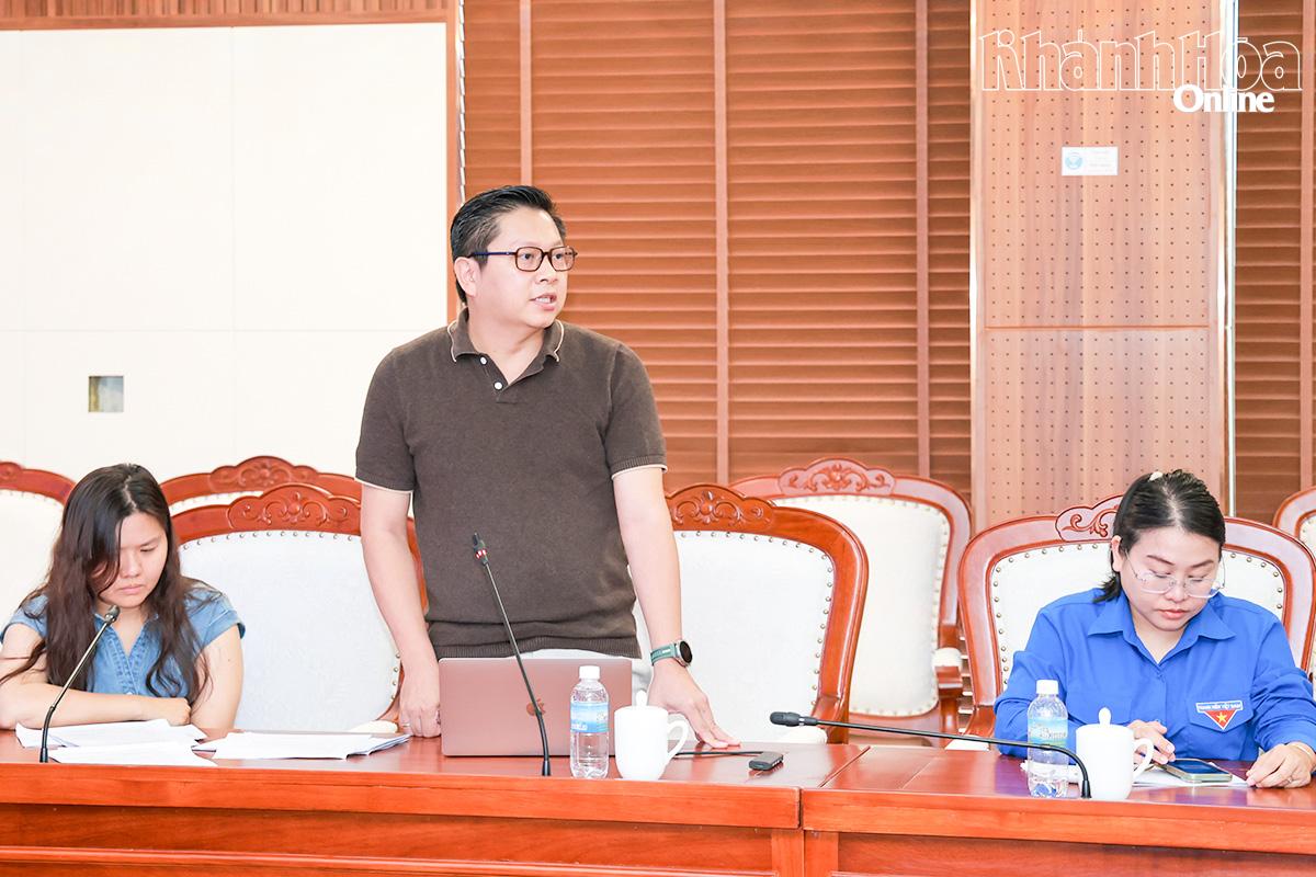 Đại diện đơn vị thực hiện chương trình khai mạc ngày hội trình bày sơ bộ một số nội dung trong kịch bản.