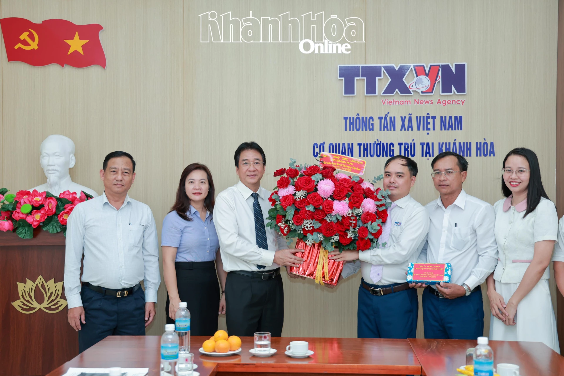 Phó Chủ tịch Thường trực UBND tỉnh Nguyễn Long Biên thăm, chúc mừng các cơ quan thông tấn, báo chí