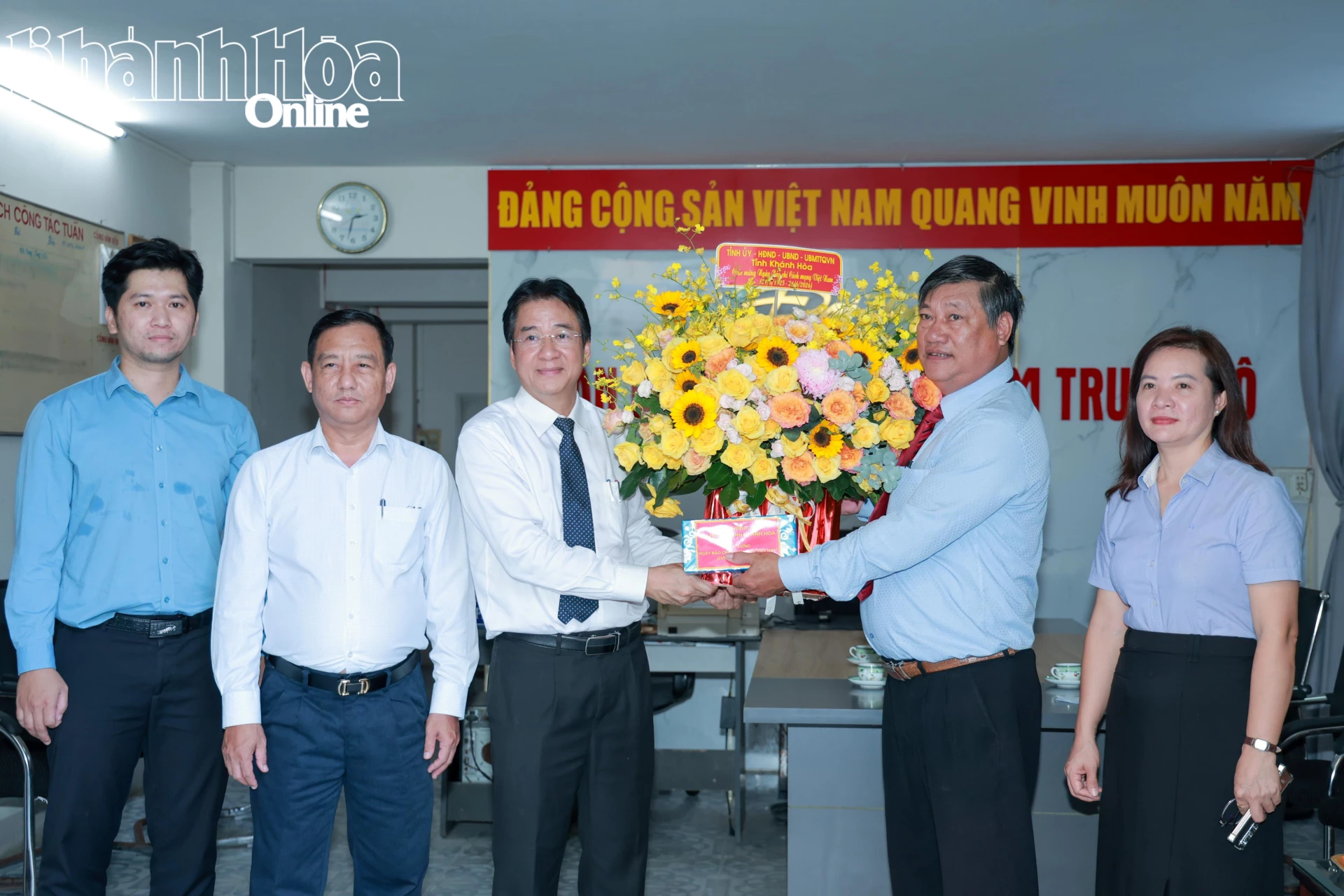 Đồng chí Nguyễn Long Biên chúc mừng tập thể Văn phòng đại diện Báo Đại Đoàn Kết khu vực Nam Trung Bộ.