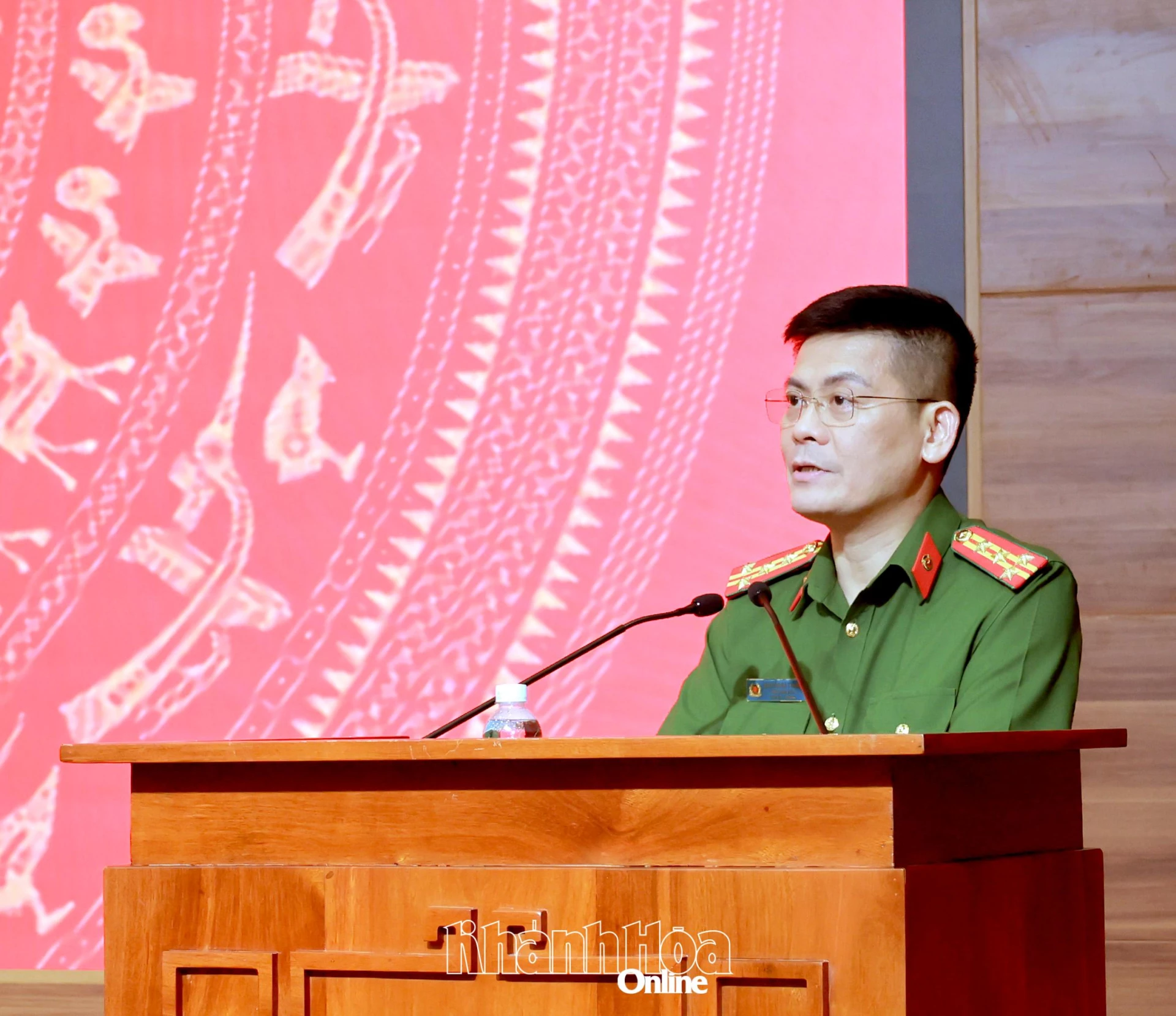 Lãnh đạo Công an tỉnh phát biểu tại hội nghị.