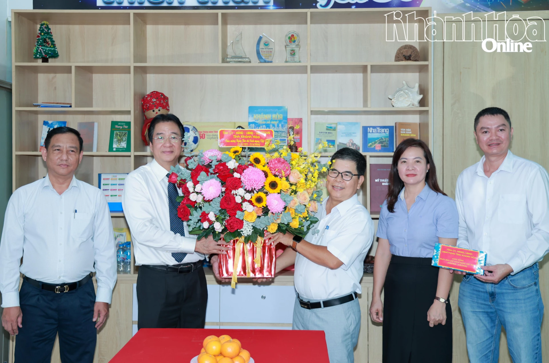 Đồng chí Nguyễn Long Biên chức mừng tập thể Văn phòng đại diện Báo Thiếu niên Tiền phong và Nhi đồng tại Khánh Hòa.