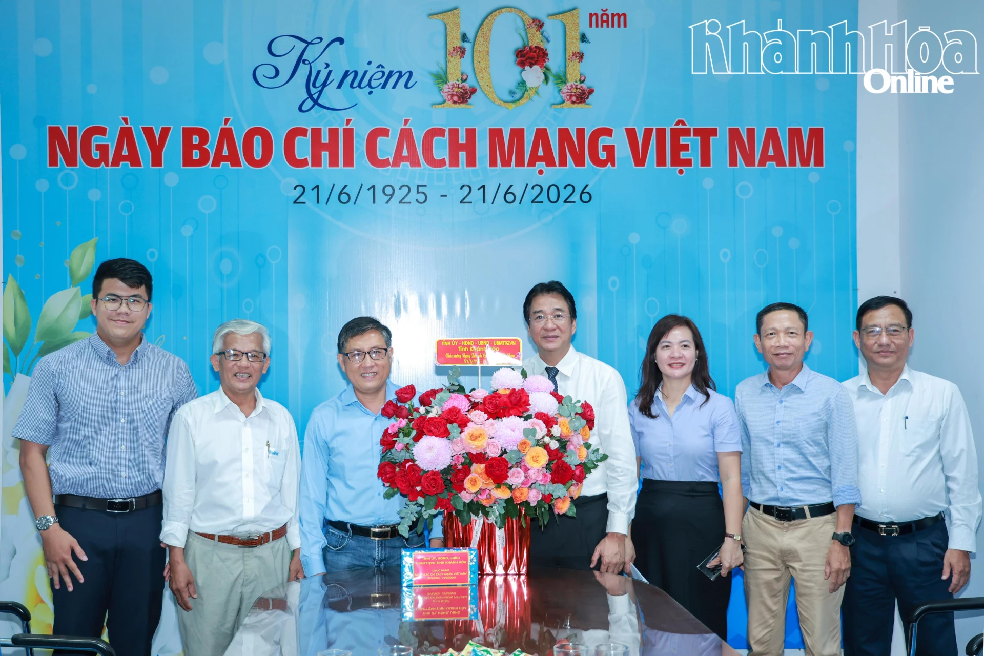 Đồng chí Nguyễn Long Biên chúc mừng tập thể Văn phòng đại diện Báo Tuổi Trẻ vùng Nam Trung Bộ.