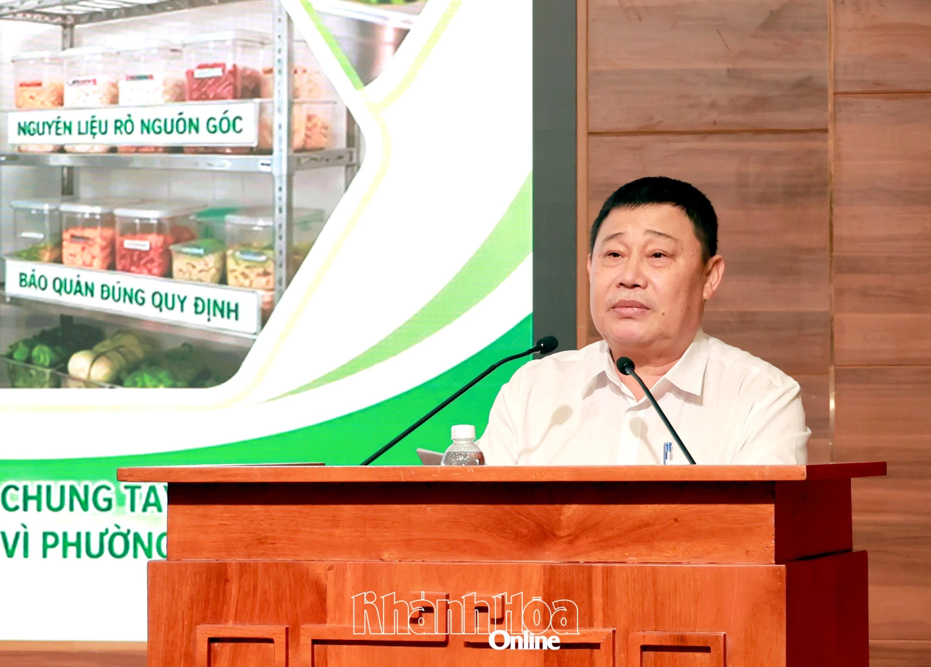 Lãnh đạo phường Phan Rang trình bày tham luận tại hội nghị.