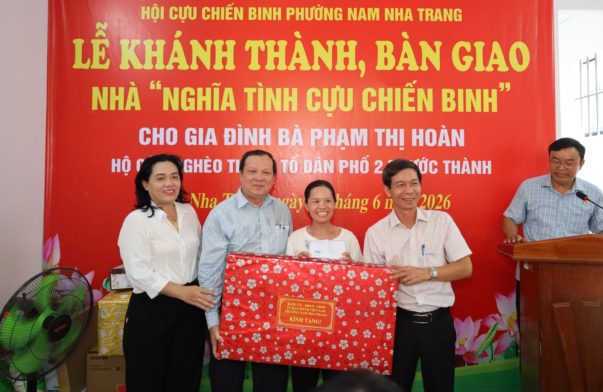 Lãnh đạo phường Nam Nha Trang tặng quà cho gia đình.