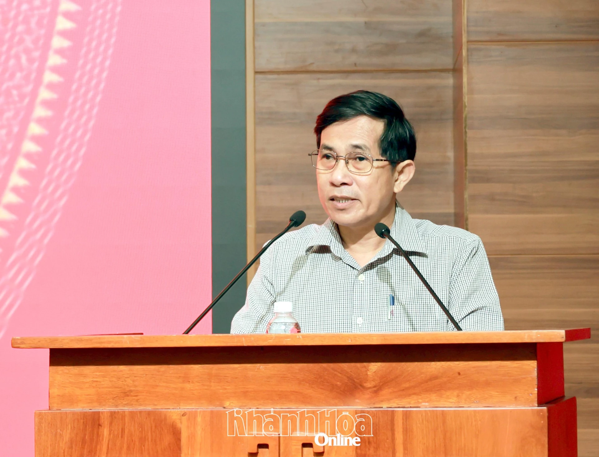 Lãnh đạo phường Nha Trang trình bày tham luận tại hội nghị.