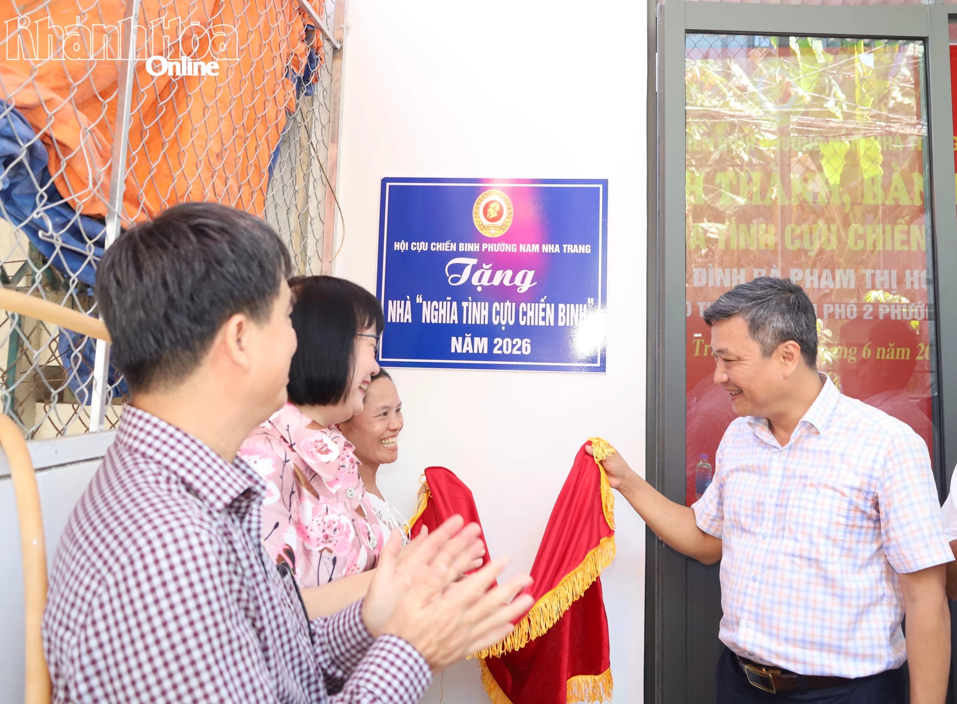 Các đại biểu thực hiện nghi thức kéo băng khánh thành nhà.