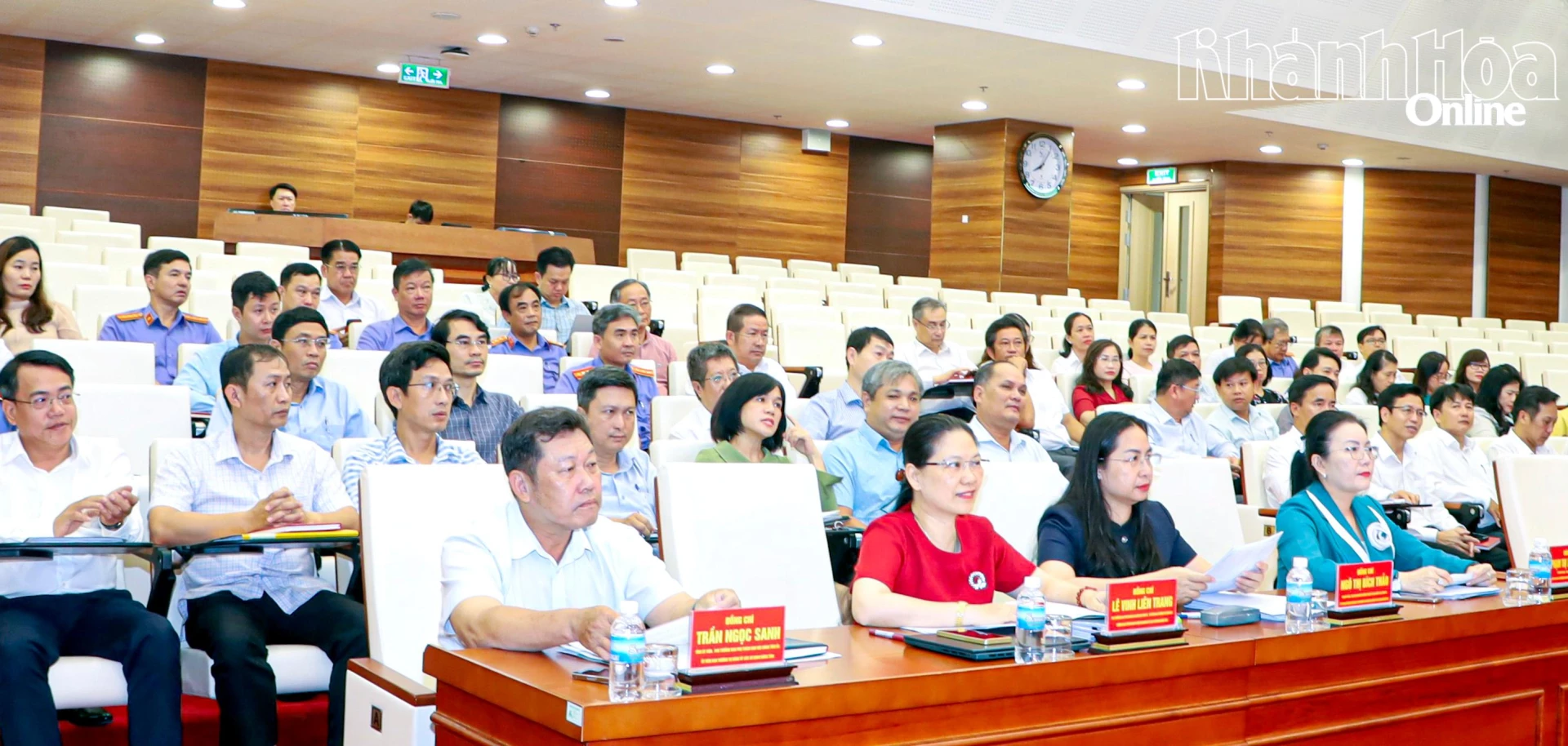Các đại biểu tham dự hội nghị.