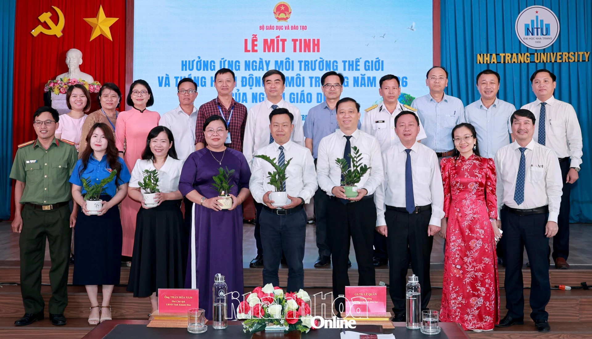 Lãnh đạo Trường Đại học Nha Trang tặng cây xanh cho các đại biểu.