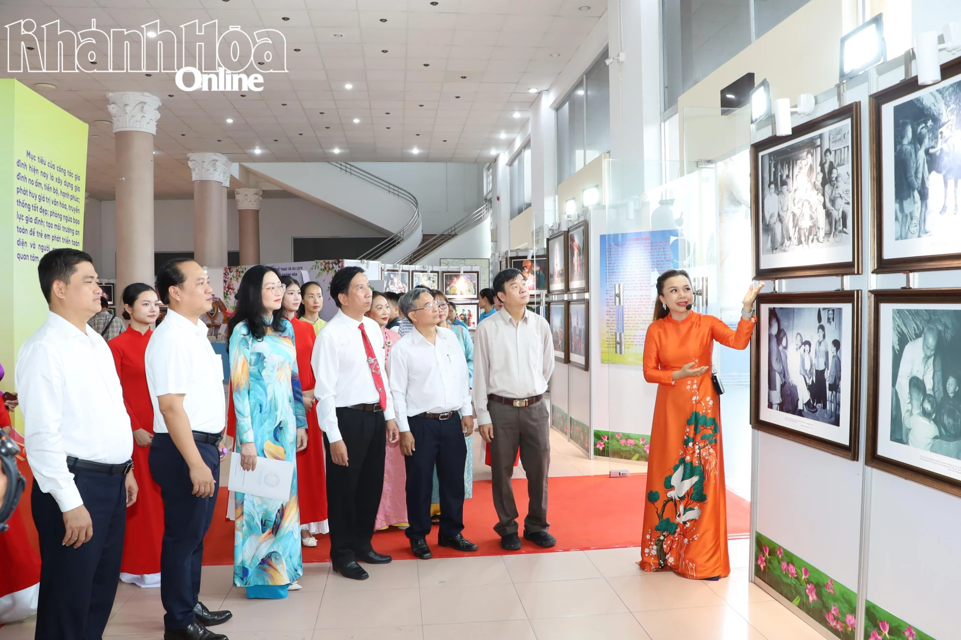 Các đại biểu tham quan triển lãm ảnh.