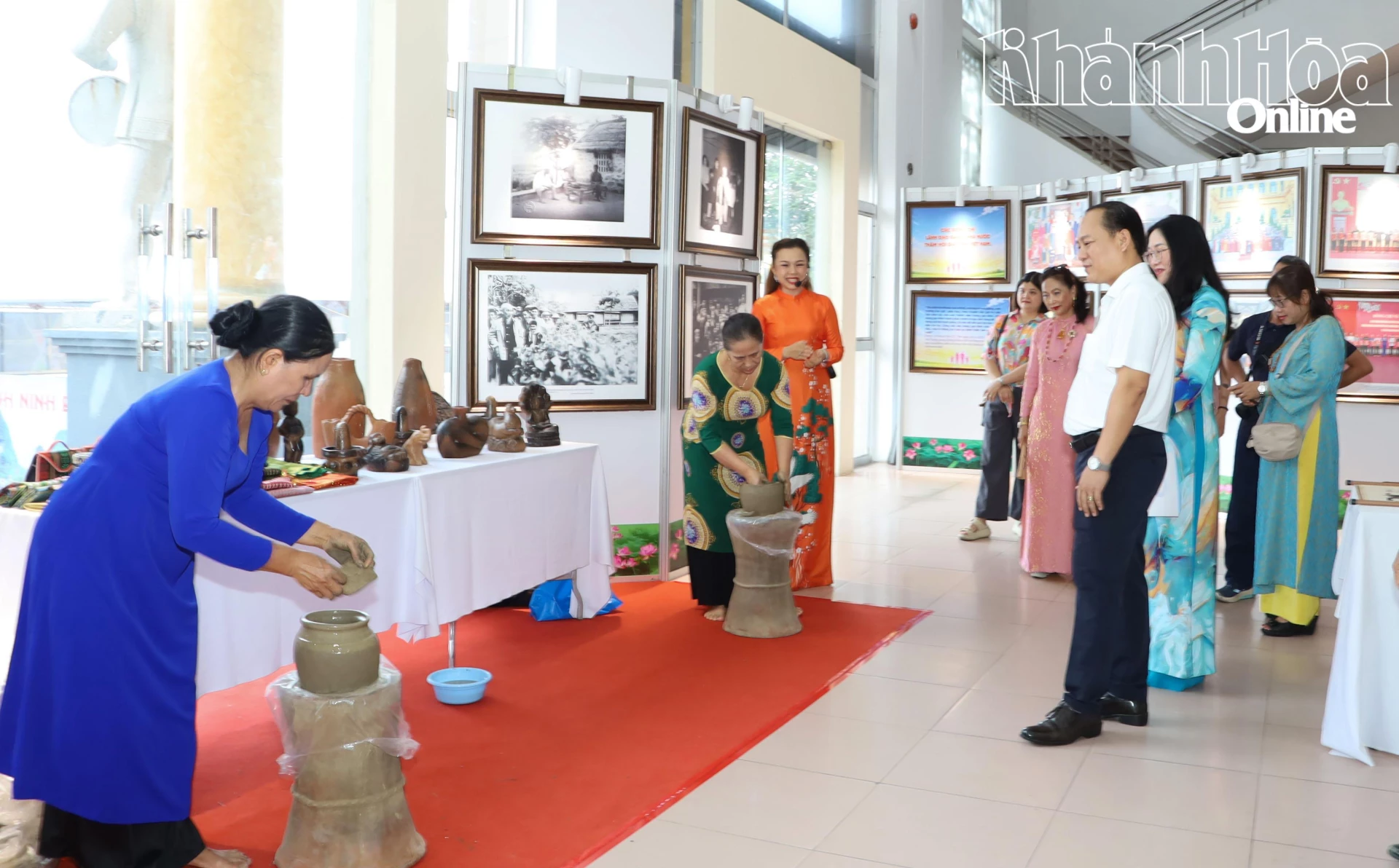 Không gian giới thiệu nghề làm gốm Chăm đến khách tham quan.