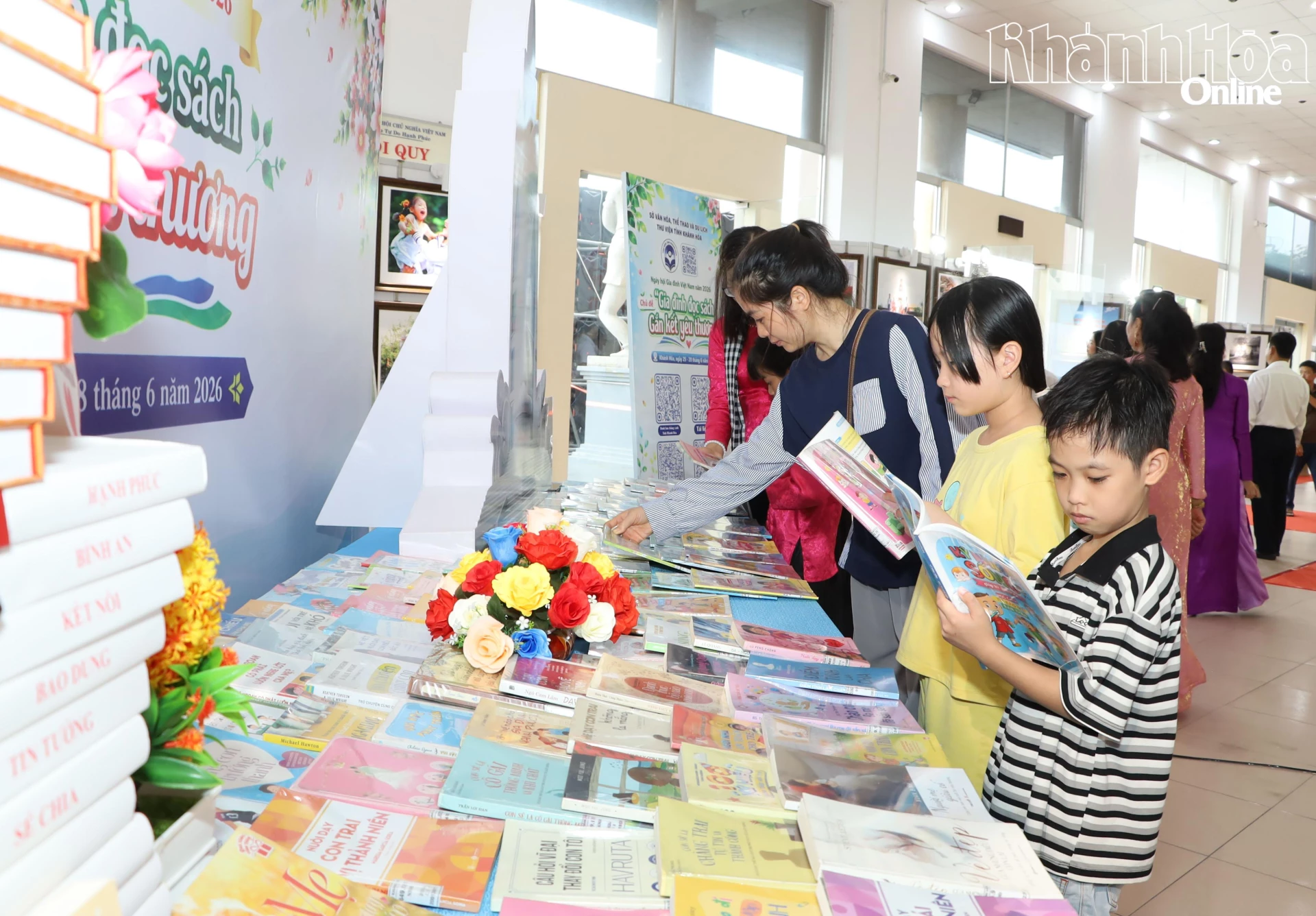 Các em nhỏ và người dân tìm hiểu, đọc sách tại không gian trưng bày của Thư viện tỉnh Khánh Hòa. Ảnh: VĂN GIANG.
