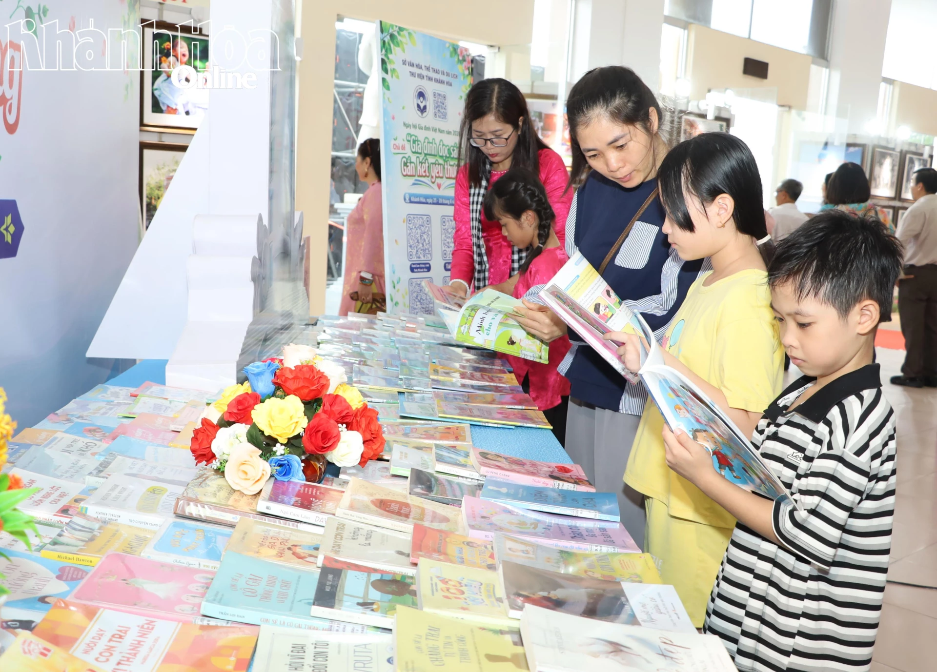 Các em nhỏ và người dân tìm hiểu, đọc sách tại ngày hội.